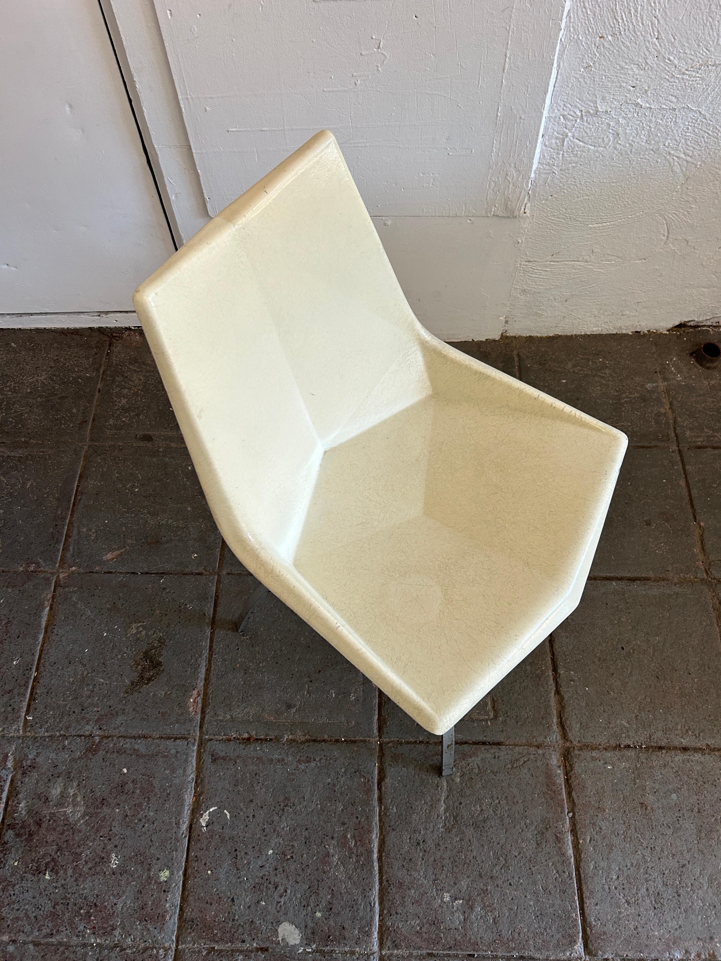 20ième siècle  Original Midcentury white Paul McCobb Origami Chair Fiberglass spider base en vente