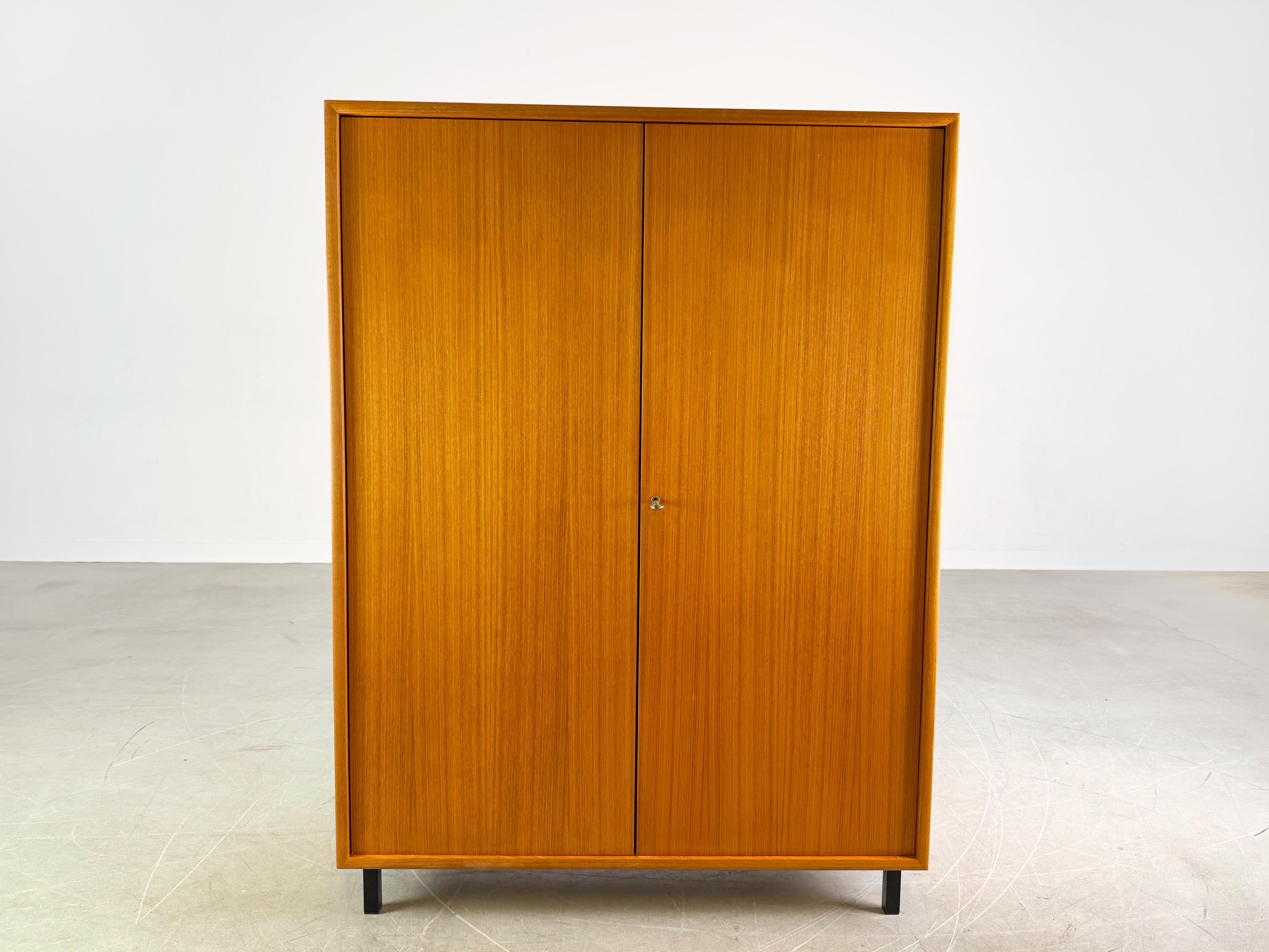 Wir bieten einen wunderschönen Teakholzschrank aus den 1960er Jahren vom renommierten deutschen Hersteller 