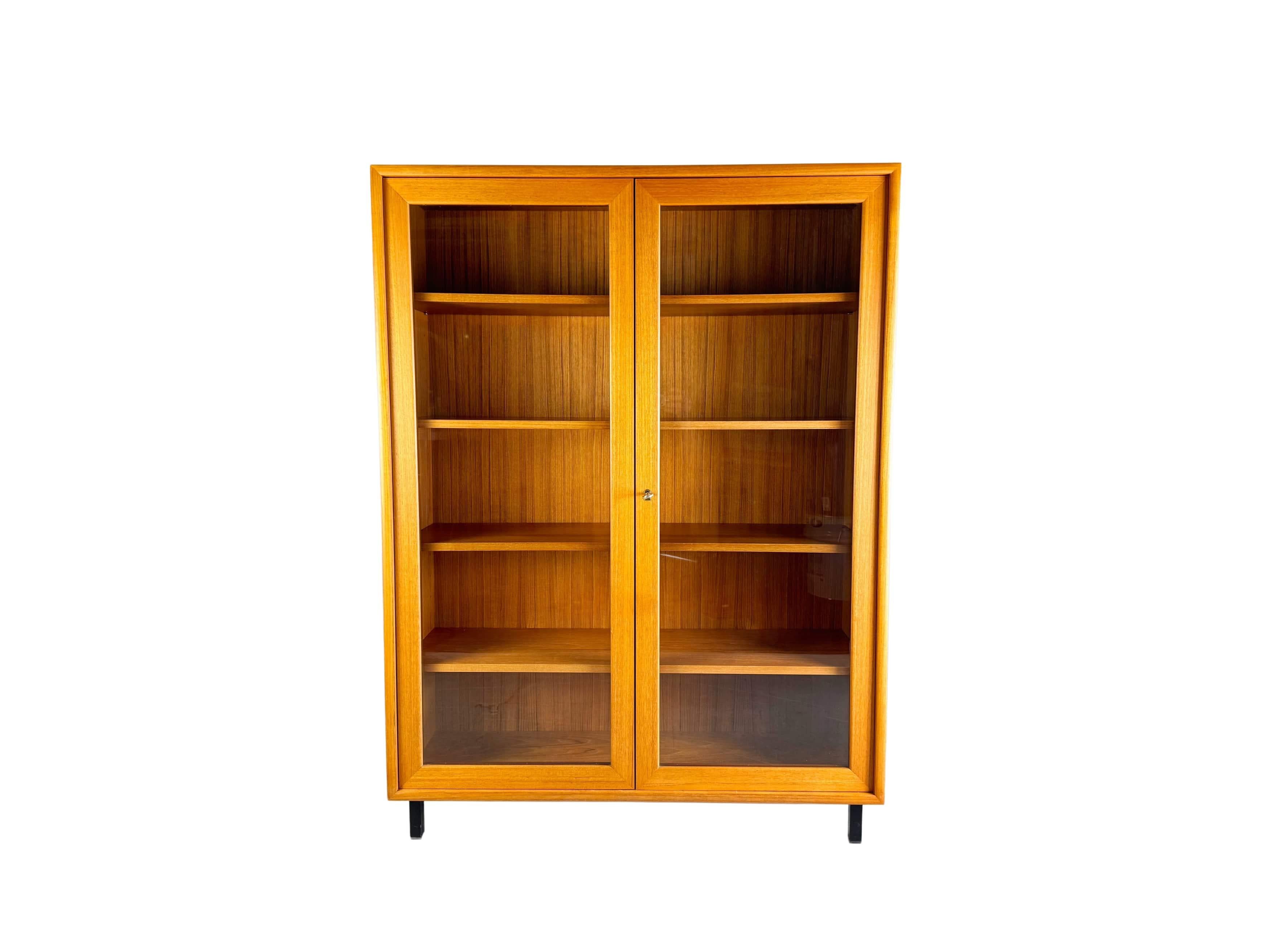 Te ofrecemos una maravillosa vitrina de madera de teca de los años 60 del prestigioso fabricante alemán WK Möbel. La vitrina consta de cuatro columnas de acero inoxidable y dos puertas de cristal.

Estado: Guter gebrauchter Zustand mit