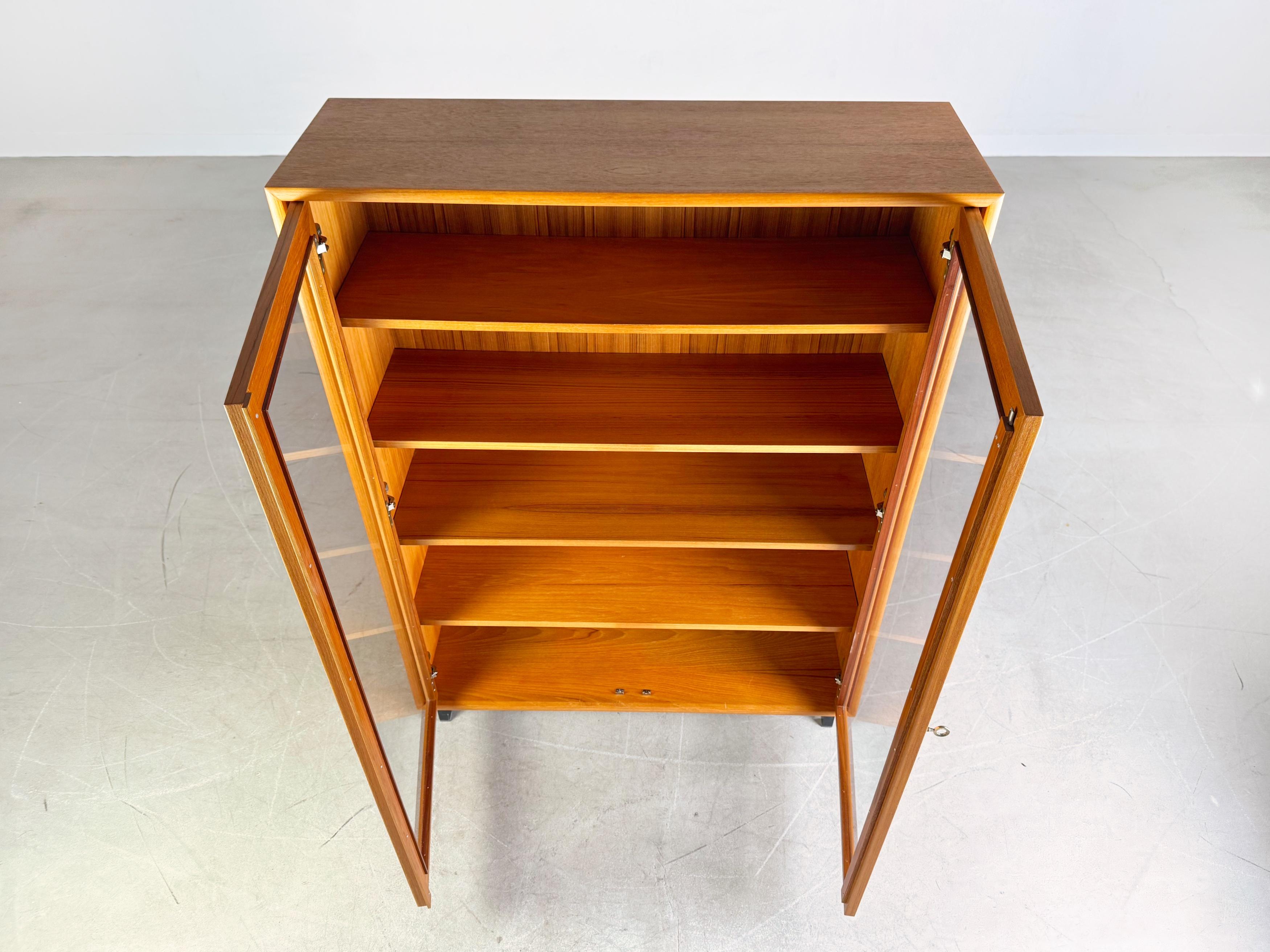 Original Midcentury WK Möbel Vitrine Schrank Teak 1960 Vintage en Bueno estado para la venta en Berlin, DE