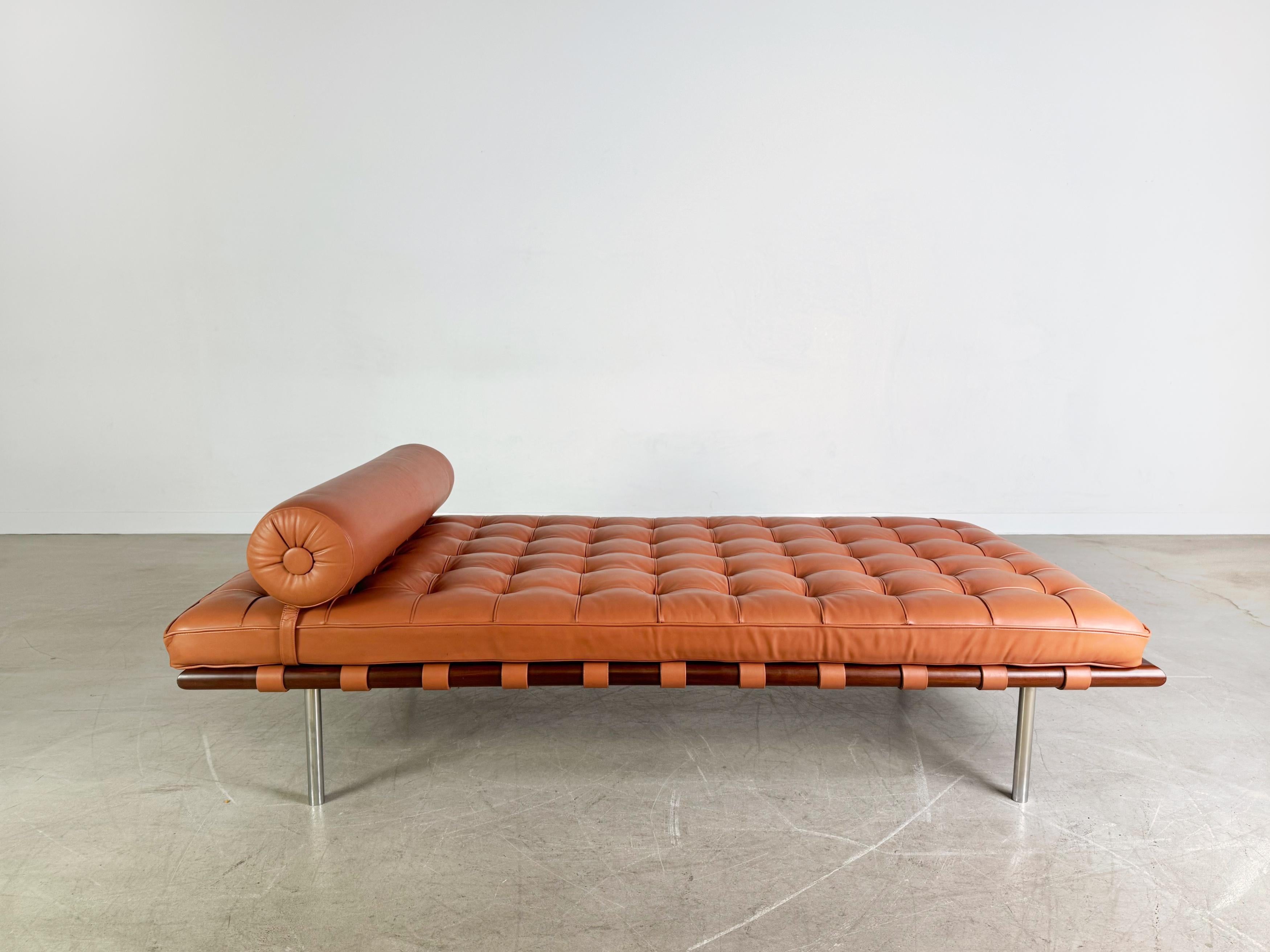 Wir bieten ein wunderschönes Daybed von Knoll aus dem Jahr 1987 vom deutschen Traditionshersteller Knoll zum Verkauf an. Der Entwurf stammt von Mies van der Rohe, einem der einflussreichsten Möbeldesigner des 20. Jahrhunderts und gilt als wahrer