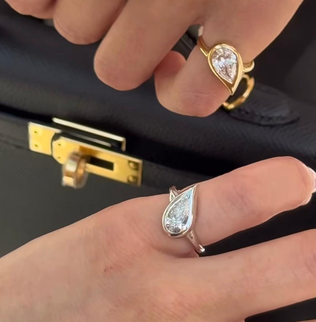 Contemporaneo Anello da mignolo originale Mika in oro bianco con diamante perlato, a sinistra in vendita