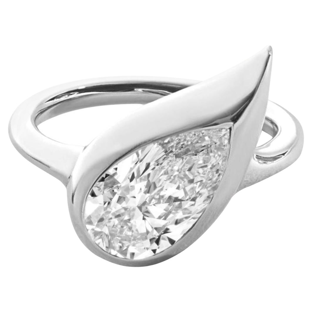 Original Mika Pinky Ring aus Weißgold mit Birnen-Diamant, rechts