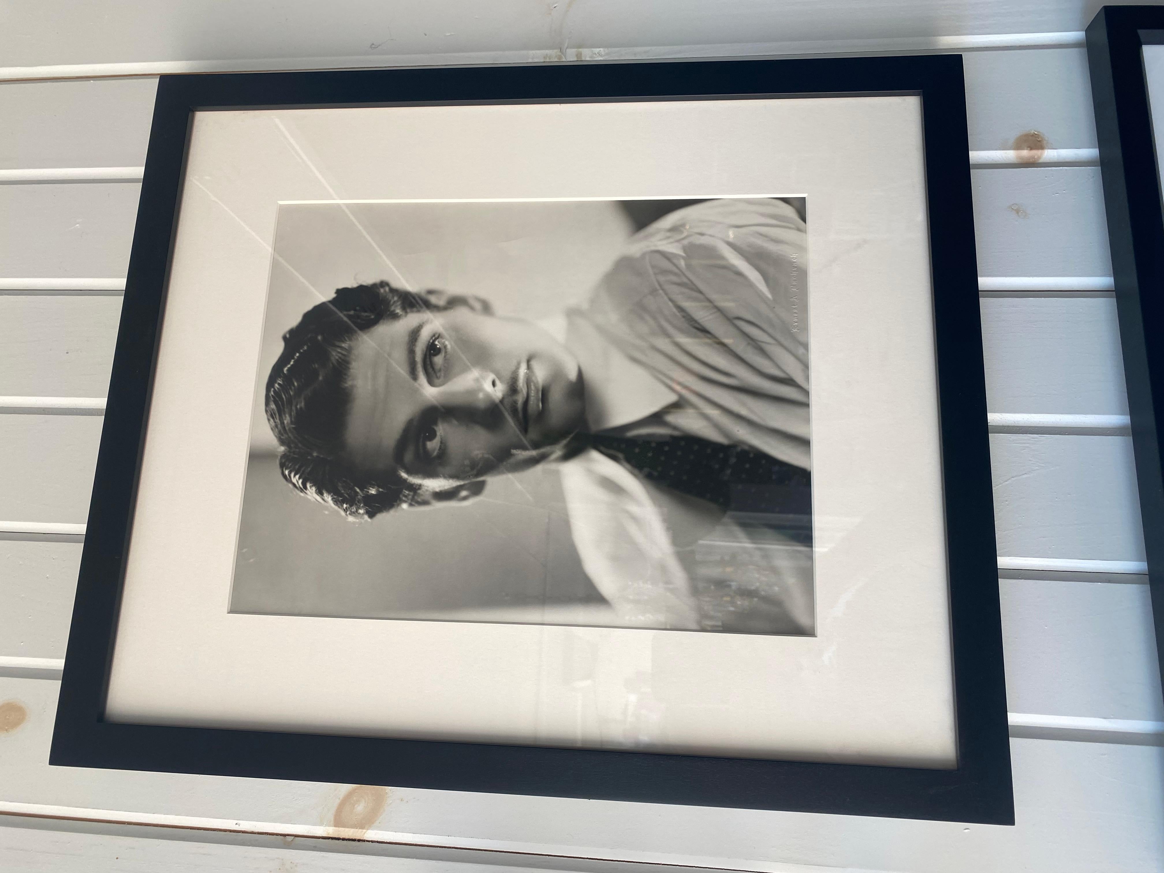 Foto in bianco e nero dell'artista jazz Miles Davis in cornice ebanizzata. in vendita 4