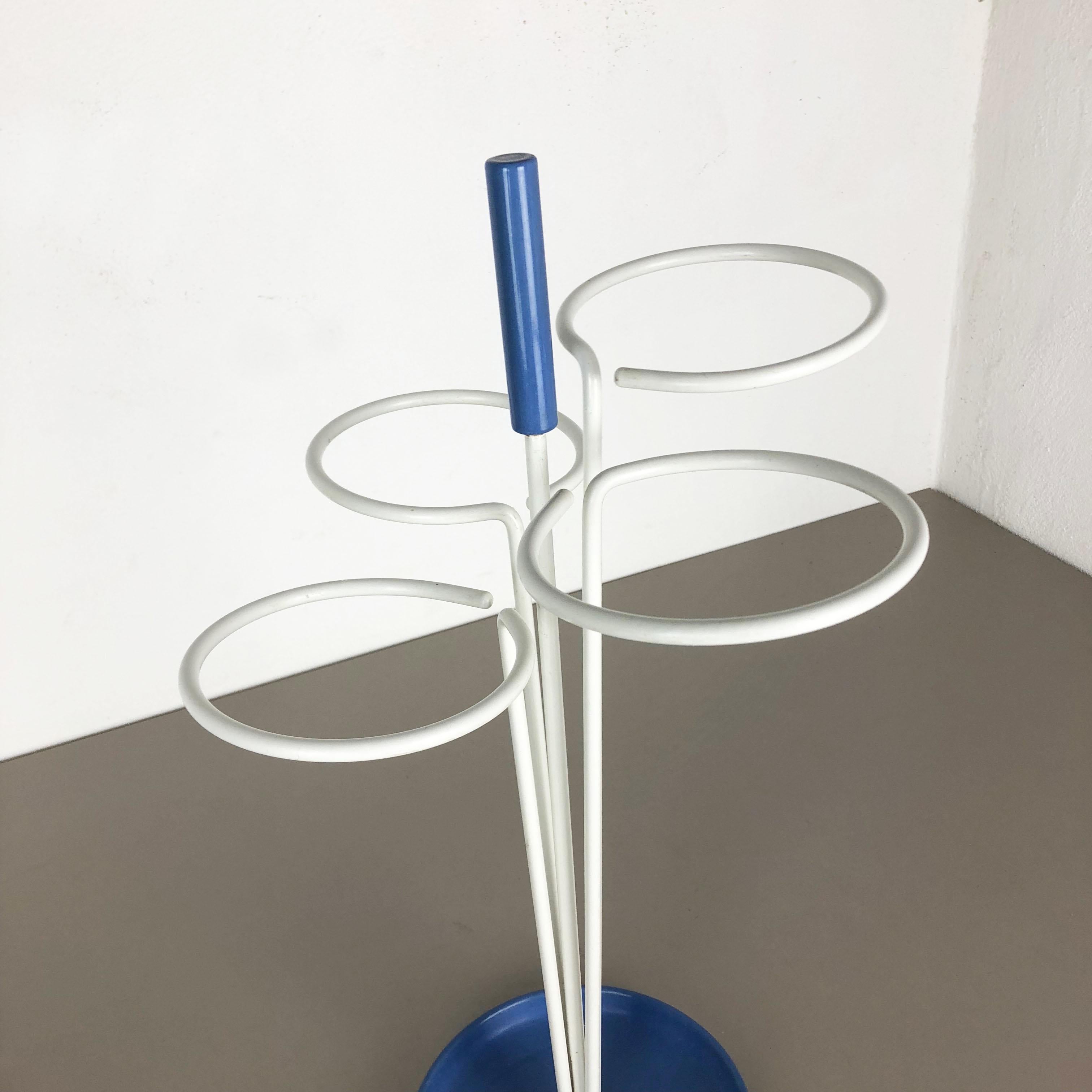 Original Minimalist Matégot Style Metal Pop Art Umbrella Stand, Germany, 1960s In Good Condition For Sale In Kirchlengern, DE