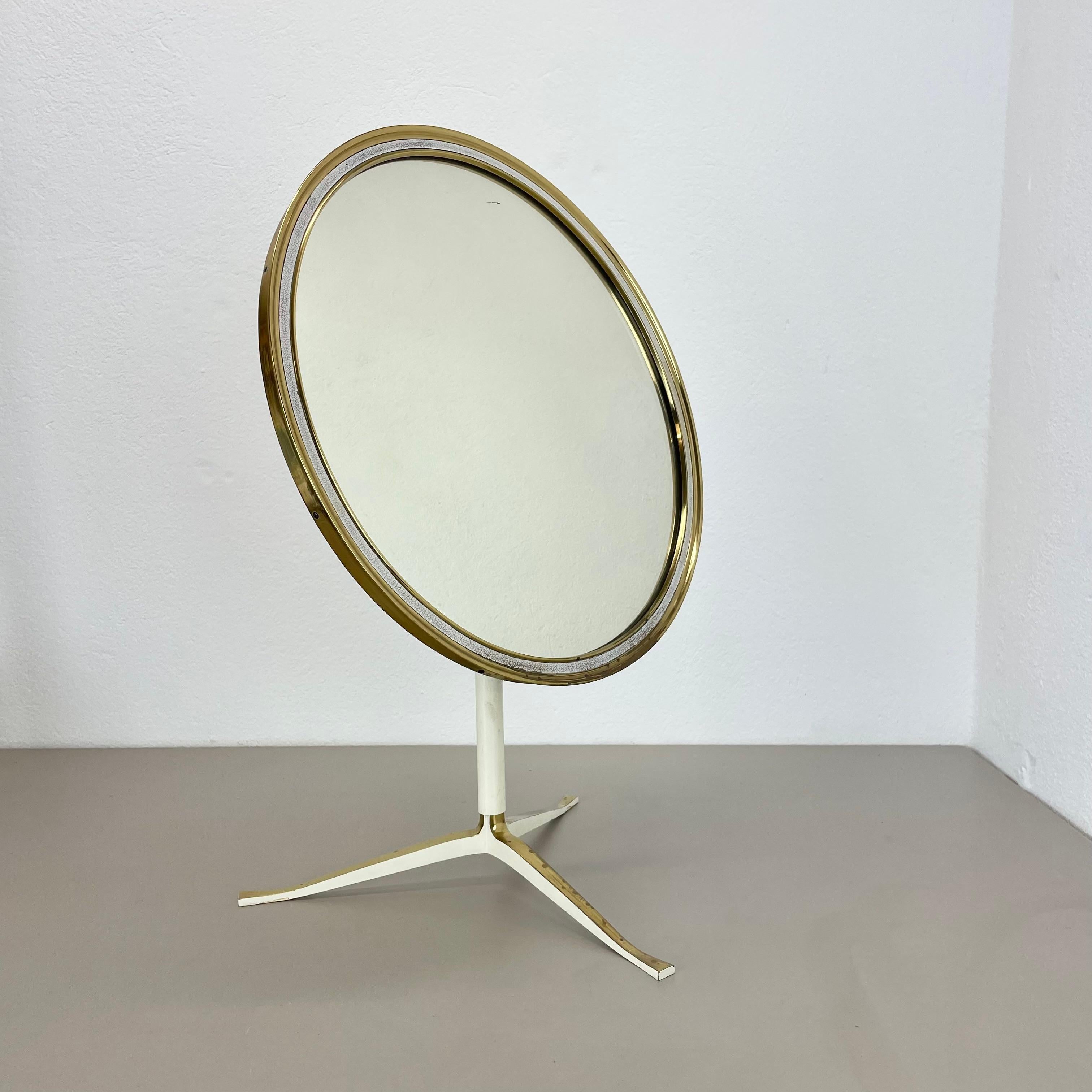 Article :

Miroir de table


Producteur :

Vereinigte Werkstätten München Münchener Zierspiegel


Origine :

Allemagne


Matériau :

métal, verre, laiton


Décennie :

1950s


Description :

Ce miroir de table original du milieu du siècle a été