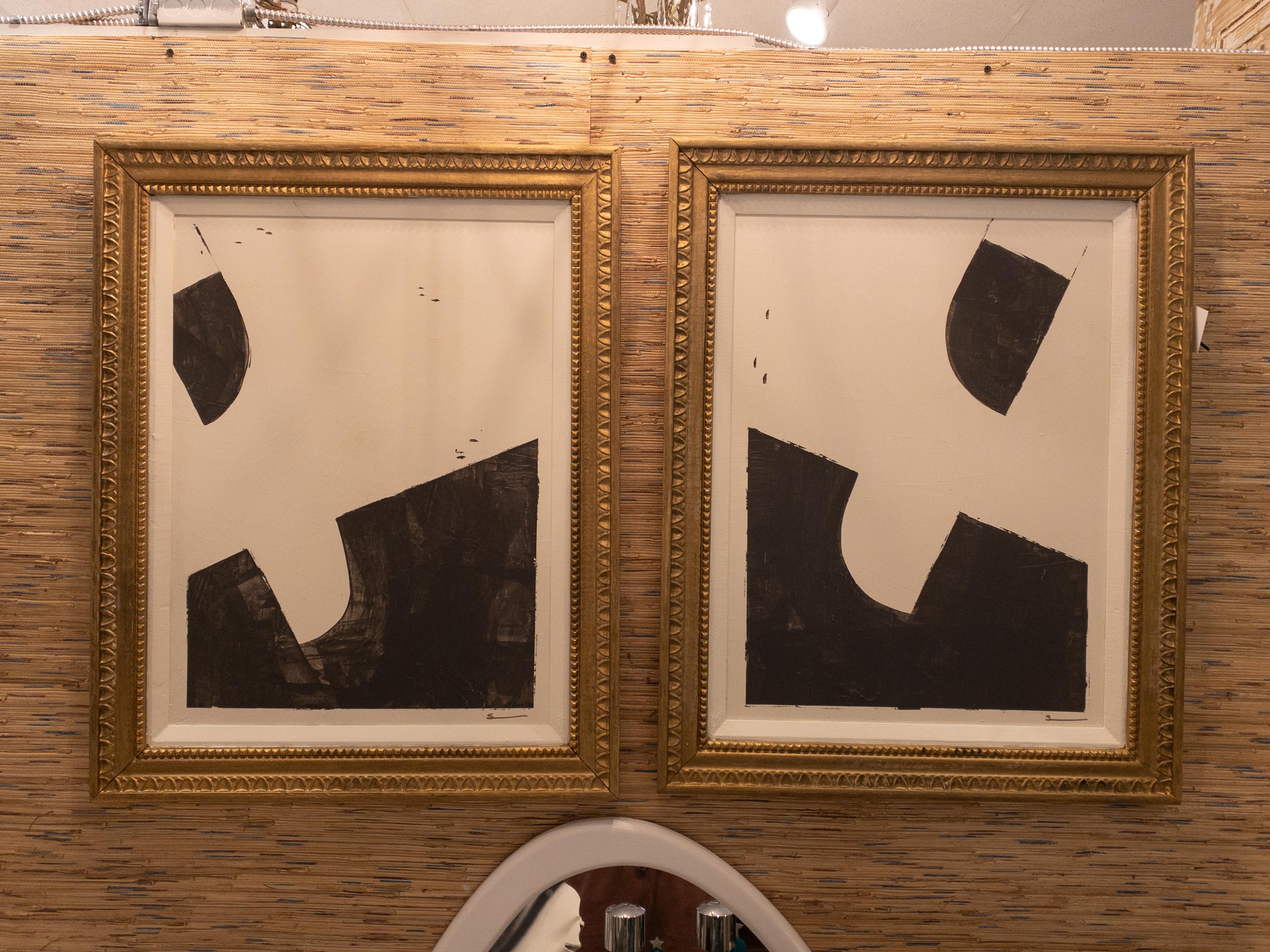 Peinture contemporaine originale en noir et blanc dans un cadre doré ancien, réalisée par Shannon Weir, une artiste de renom basée à Houston, au Texas. La maîtrise de Whiting se déploie dans cette symphonie monochromatique où les contrastes