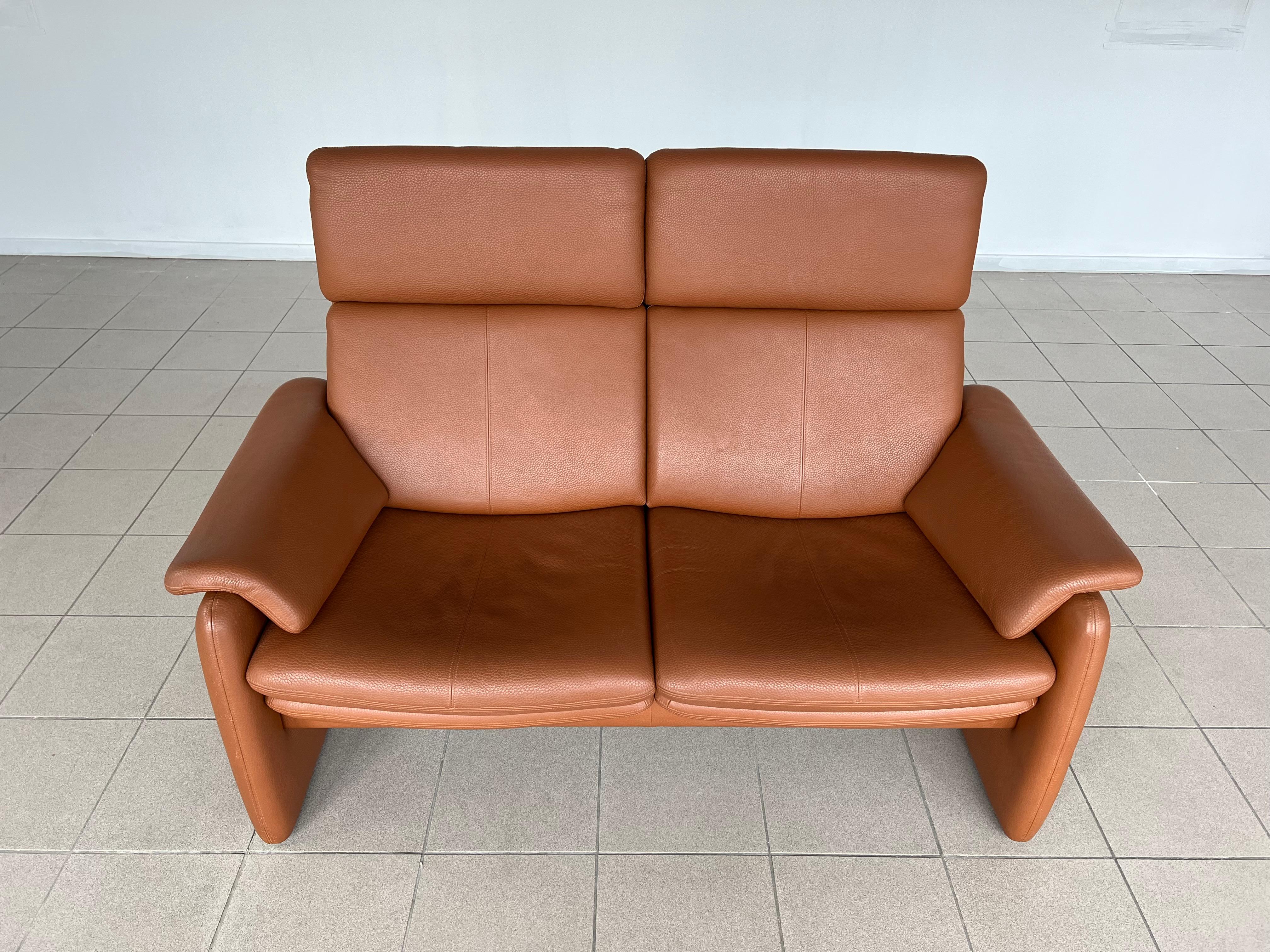 Original Modern Two-Seat Leather Designer Couch Sofa by Erpo In Good Condition For Sale In Bridgeport, CT