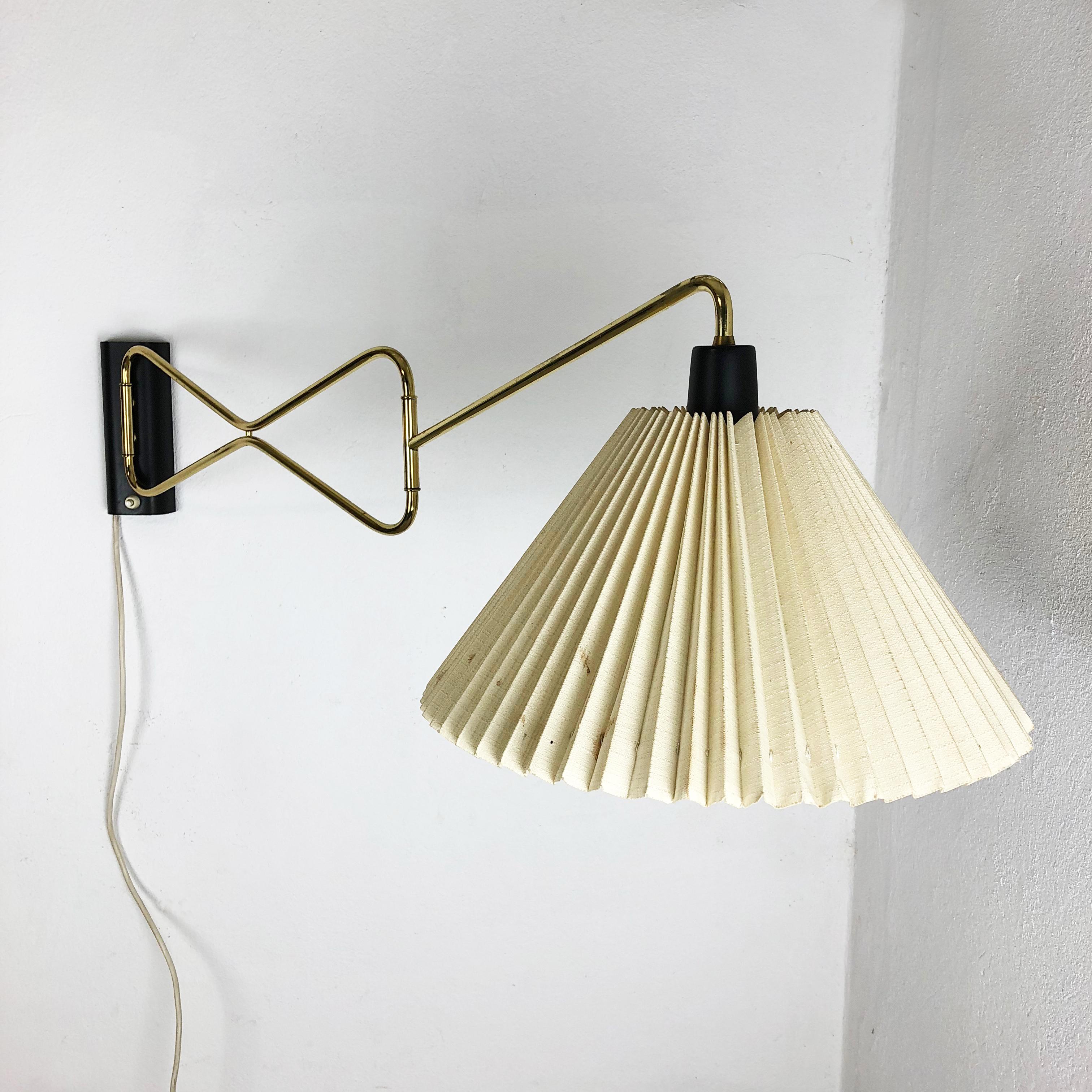 Article:

wall light


Origin:

Germany


Producer:

Cosack lights, Germany


Material:

Metal fabric


Age:

1950s




   

This original 1950s wall light was designed and produced by COSACK in Germany. it is in its