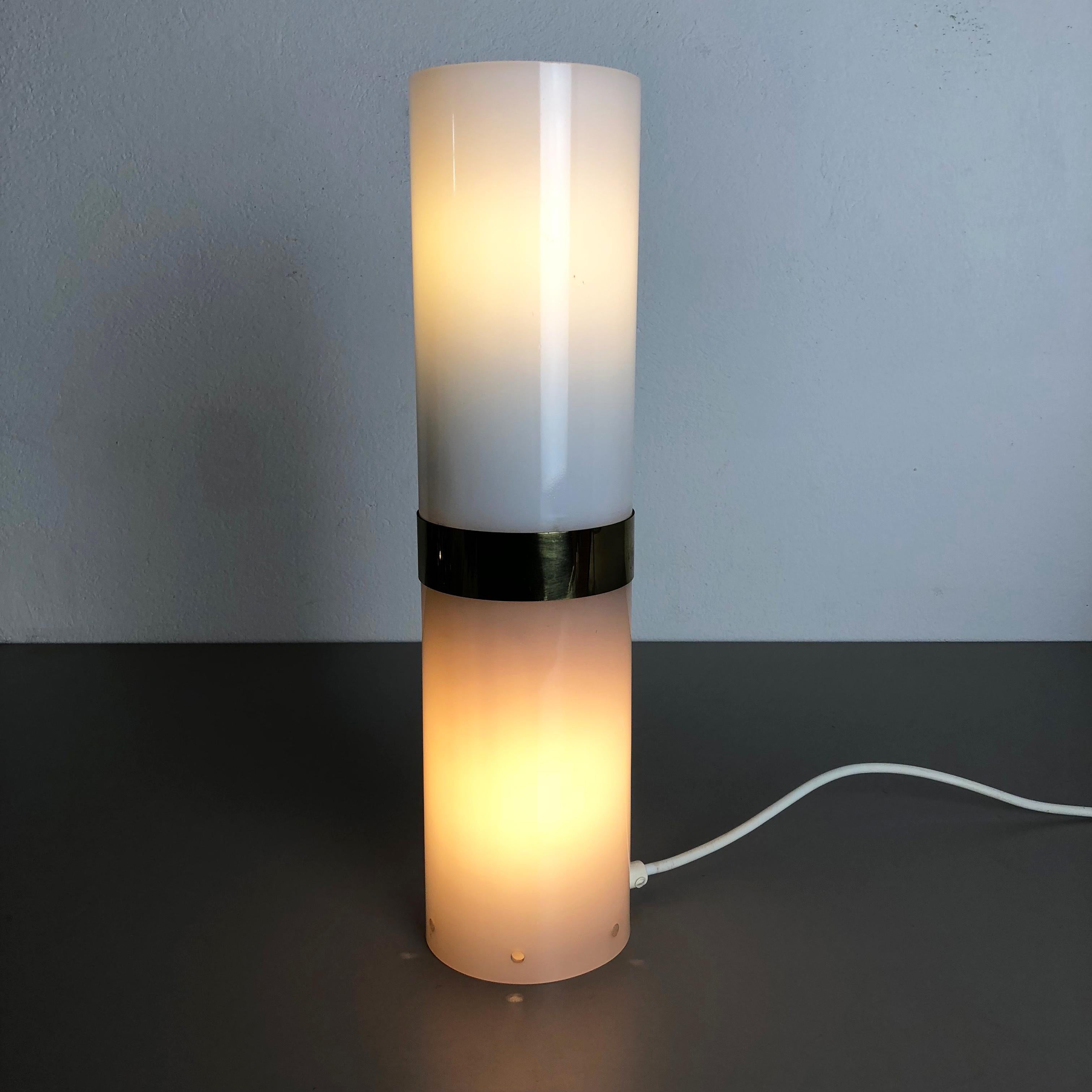 Mid-Century Modern Lampe de bureau tube en acrylique moderniste d'origine de style Stilnovo, fabriquée en Italie, années 1960 en vente