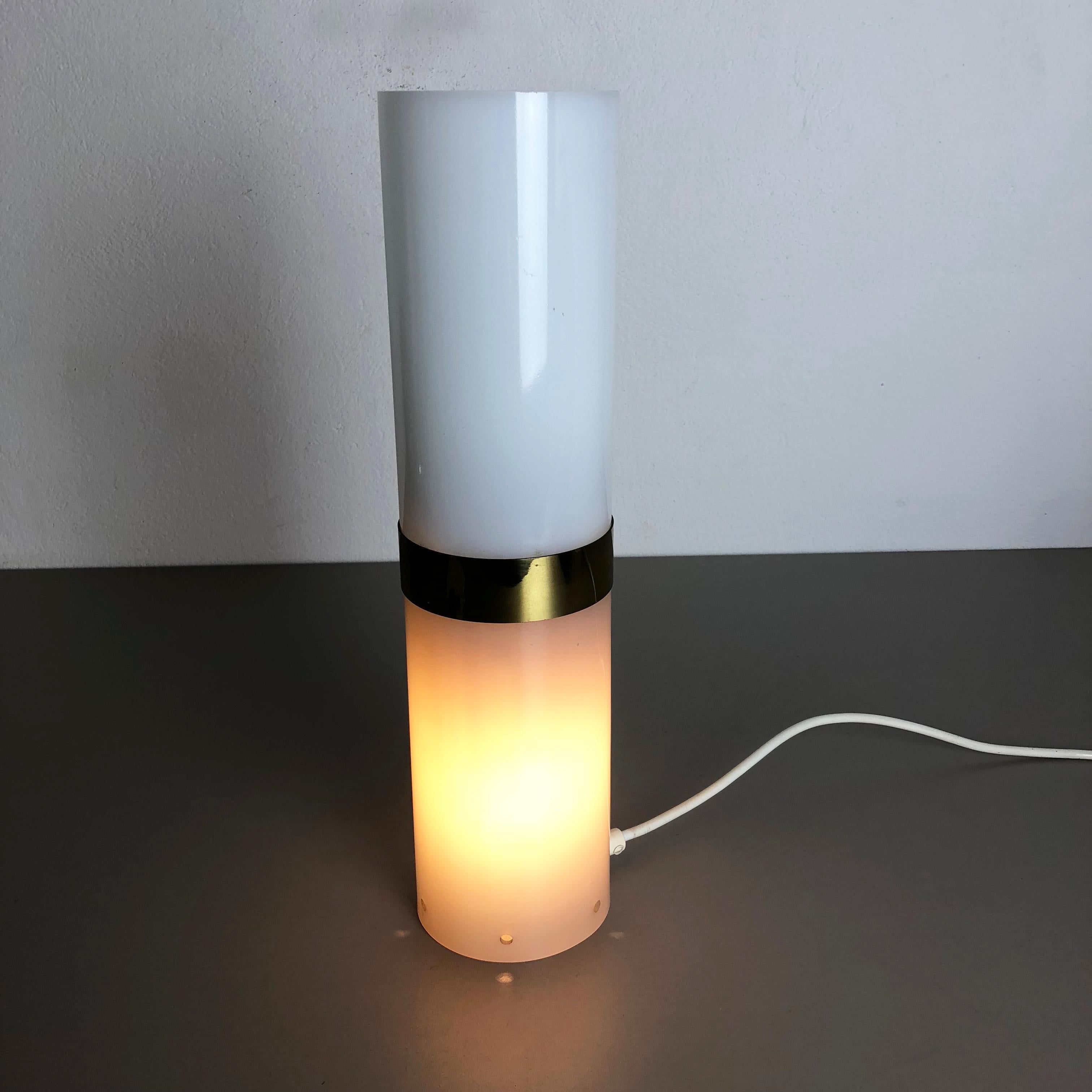 italien Lampe de bureau tube en acrylique moderniste d'origine de style Stilnovo, fabriquée en Italie, années 1960 en vente