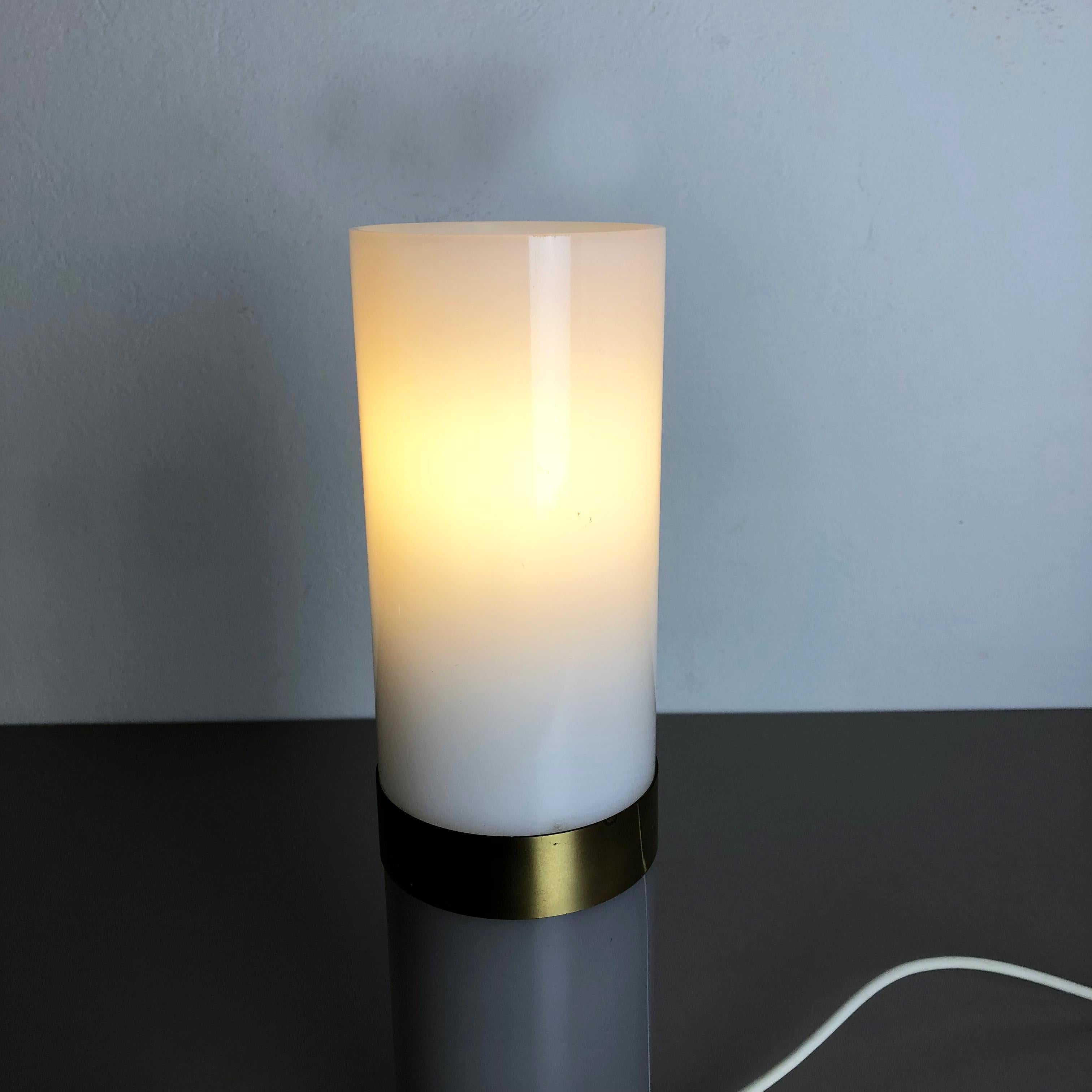 Lampe de bureau tube en acrylique moderniste d'origine de style Stilnovo, fabriquée en Italie, années 1960 Bon état - En vente à Kirchlengern, DE