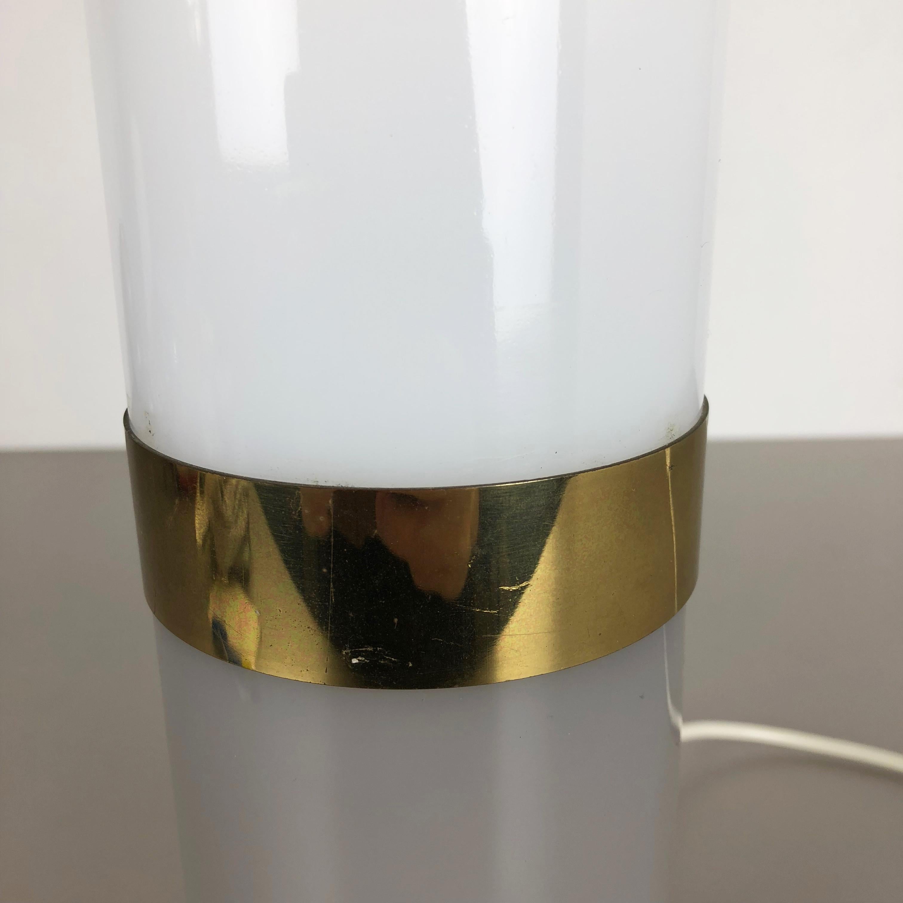 Lampe de bureau tube en acrylique moderniste d'origine de style Stilnovo, fabriquée en Italie, années 1960 en vente 1