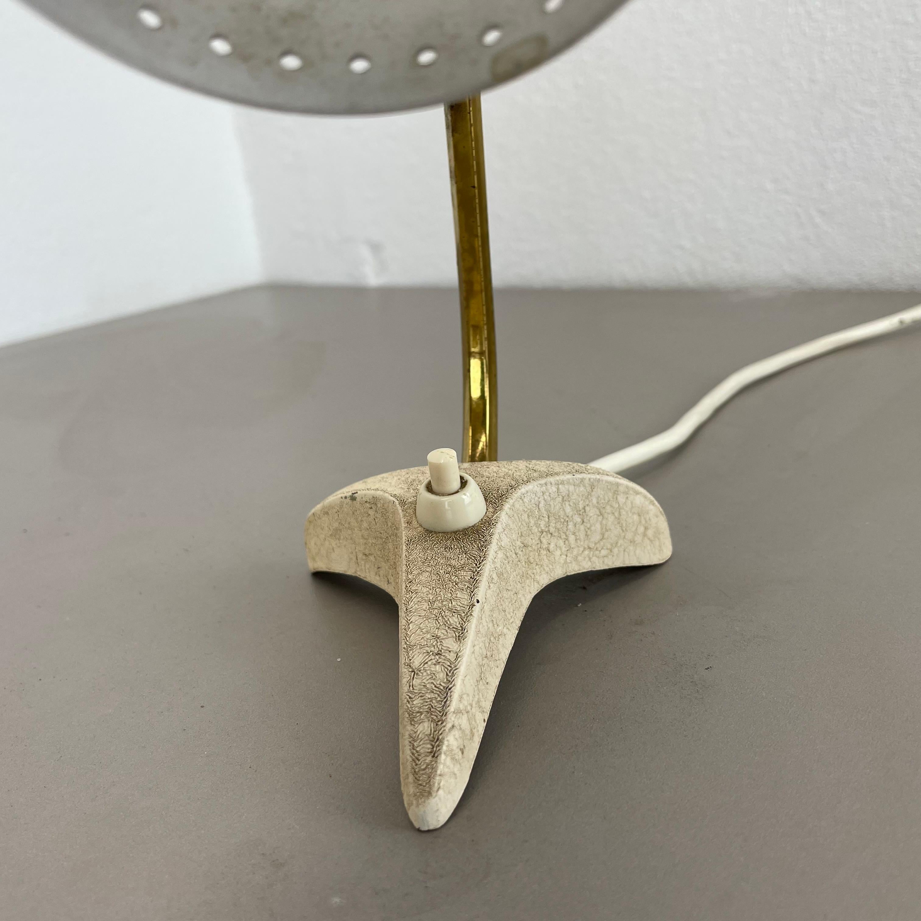 Lampe de bureau moderniste originale en métal beige par Cosack, Allemagne, années 1960 en vente 3