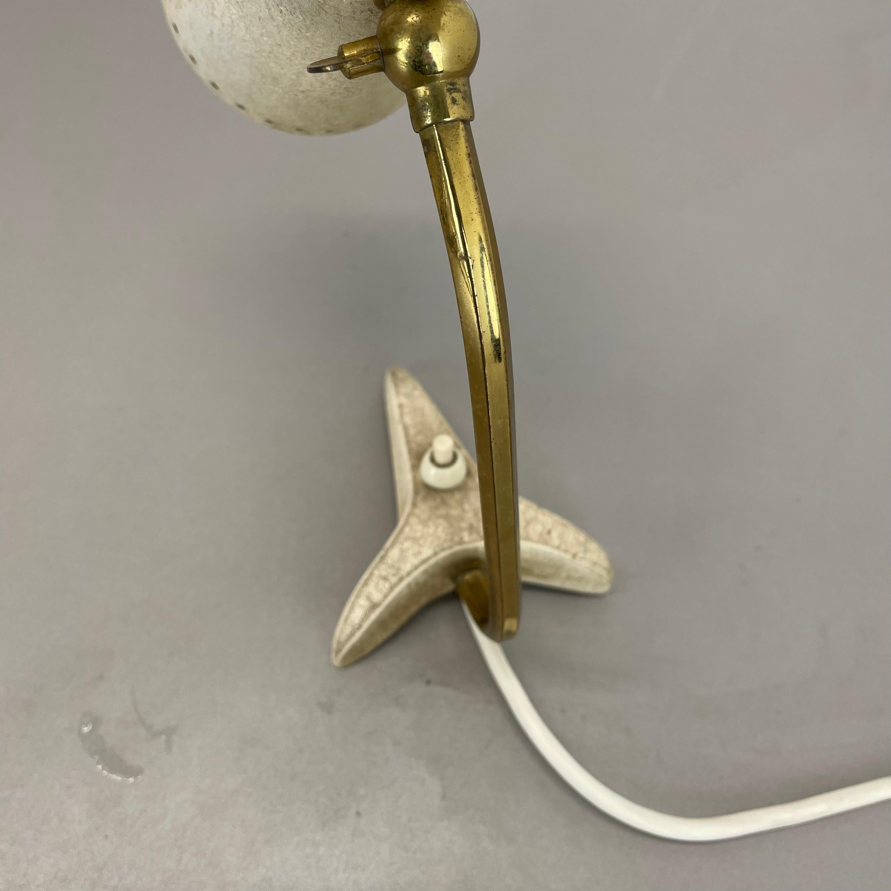 Original lámpara de mesa modernista de metal beige de Cosack, Alemania, años 60 en venta 9