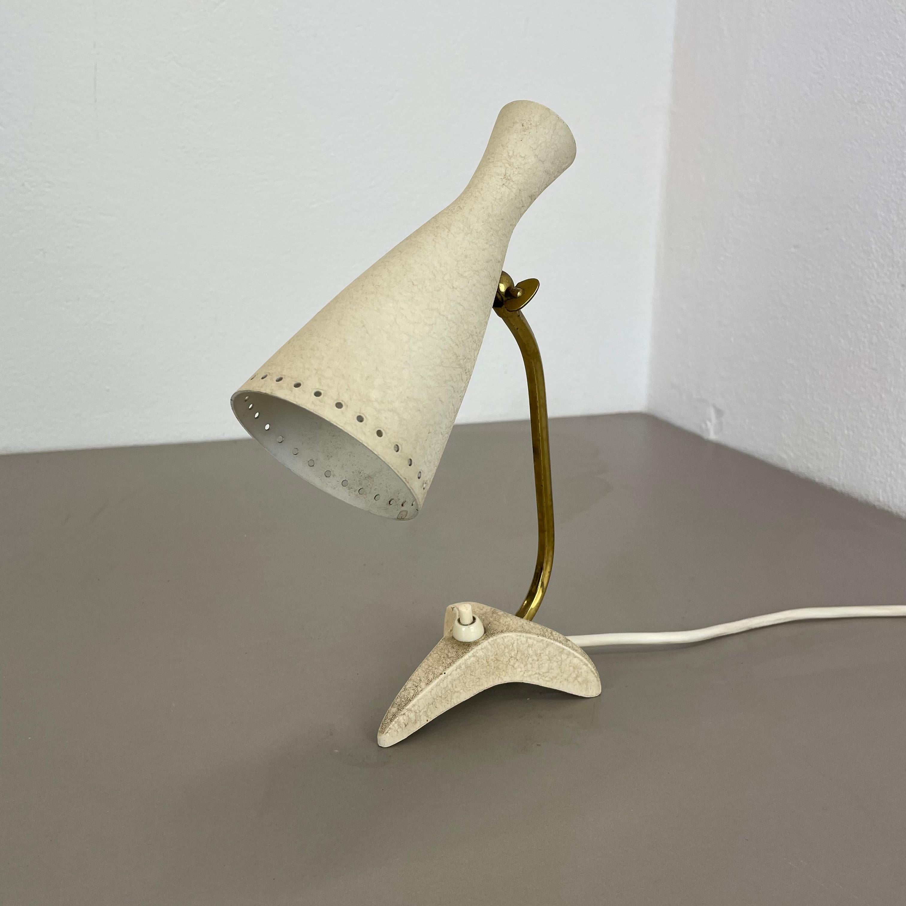 Mid-Century Modern Lampe de bureau moderniste originale en métal beige par Cosack, Allemagne, années 1960 en vente