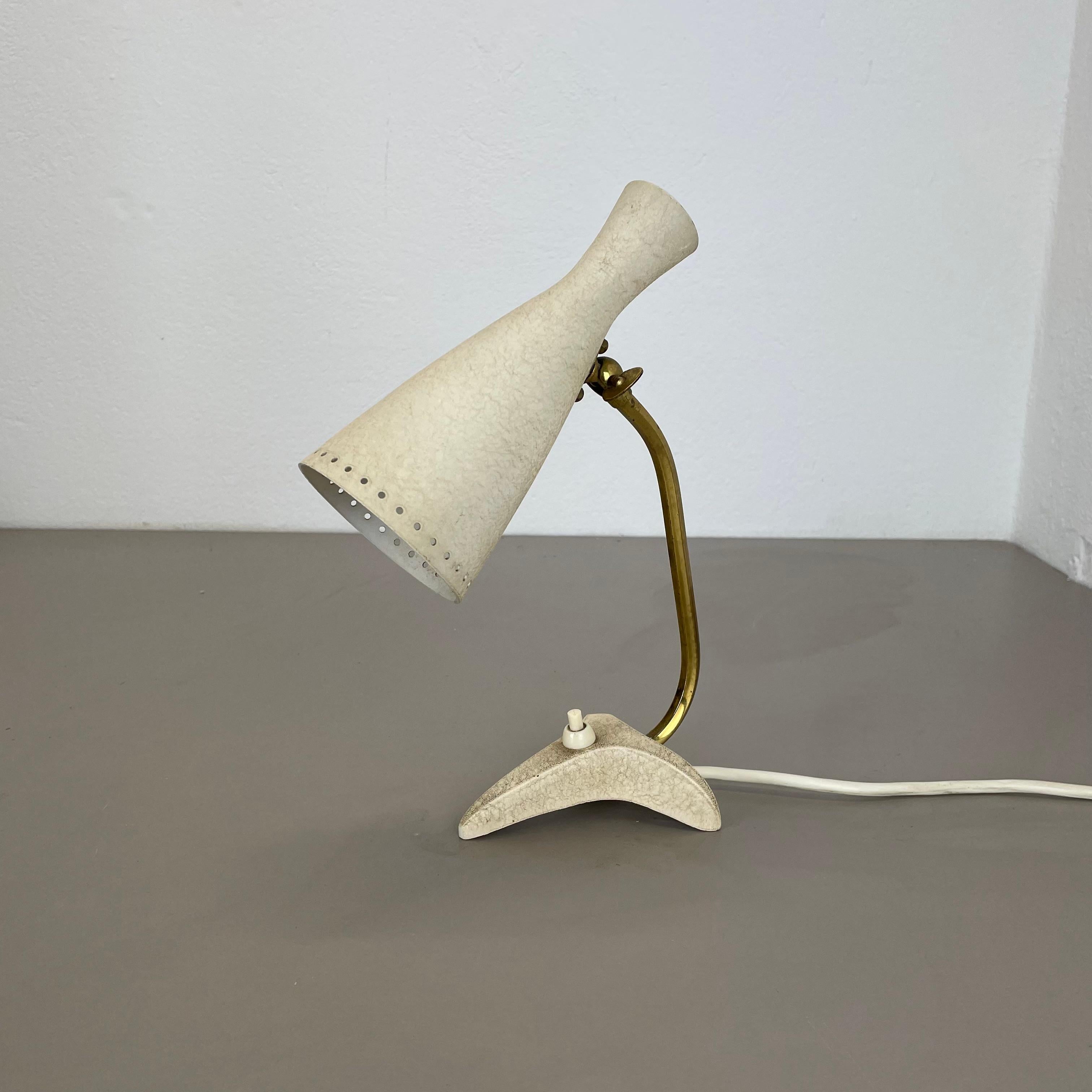 Allemand Lampe de bureau moderniste originale en métal beige par Cosack, Allemagne, années 1960 en vente