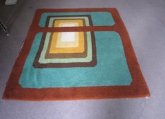 Originale tappeto modernista colorato con un audace disegno geometrico