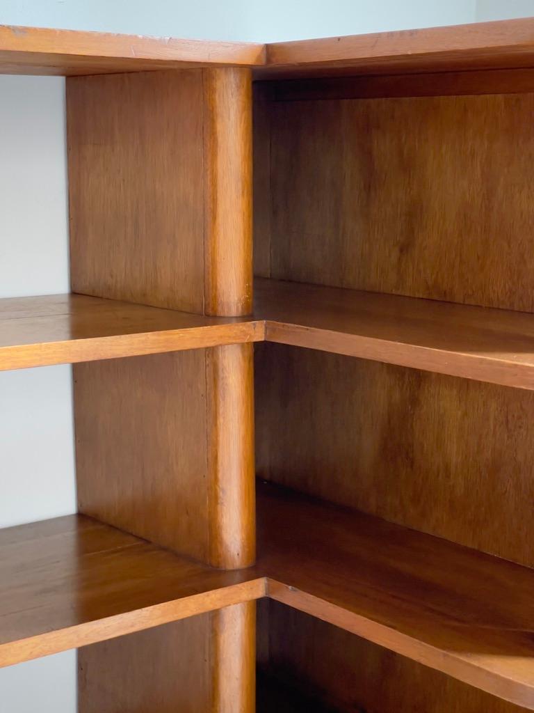 Originale libreria angolare modernista in mogano realizzata da un ebanista danese degli anni '20. in vendita 3