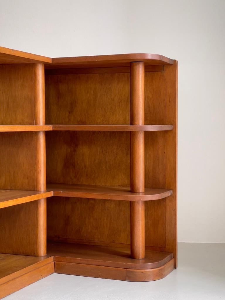 Originale libreria angolare modernista in mogano realizzata da un ebanista danese degli anni '20. in vendita 6