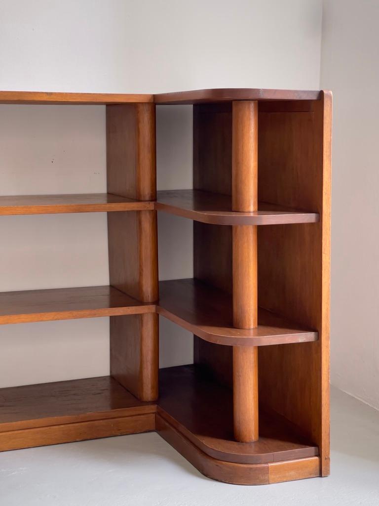 Originale libreria angolare modernista in mogano realizzata da un ebanista danese degli anni '20. in vendita 1