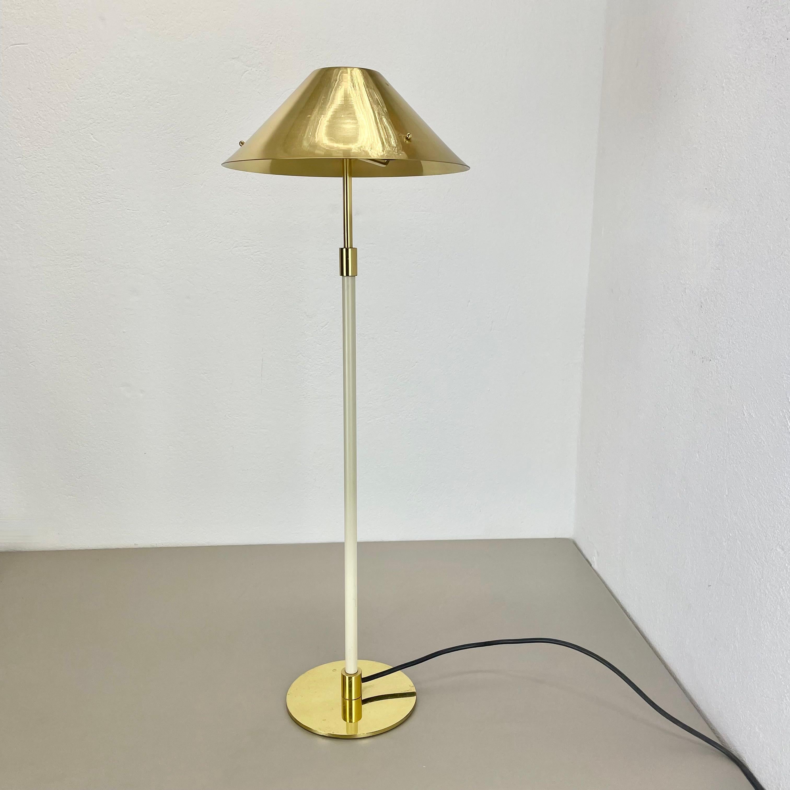 Article:

Table light


Origin:

Germany


Producer:

ANTA Leuchten, Germany


Material:

Metal, brass


Age:

1980s



Description:

This original vintage table light made by ANTA Leuchten in Germany in the 1980s. This minimalist table light has a