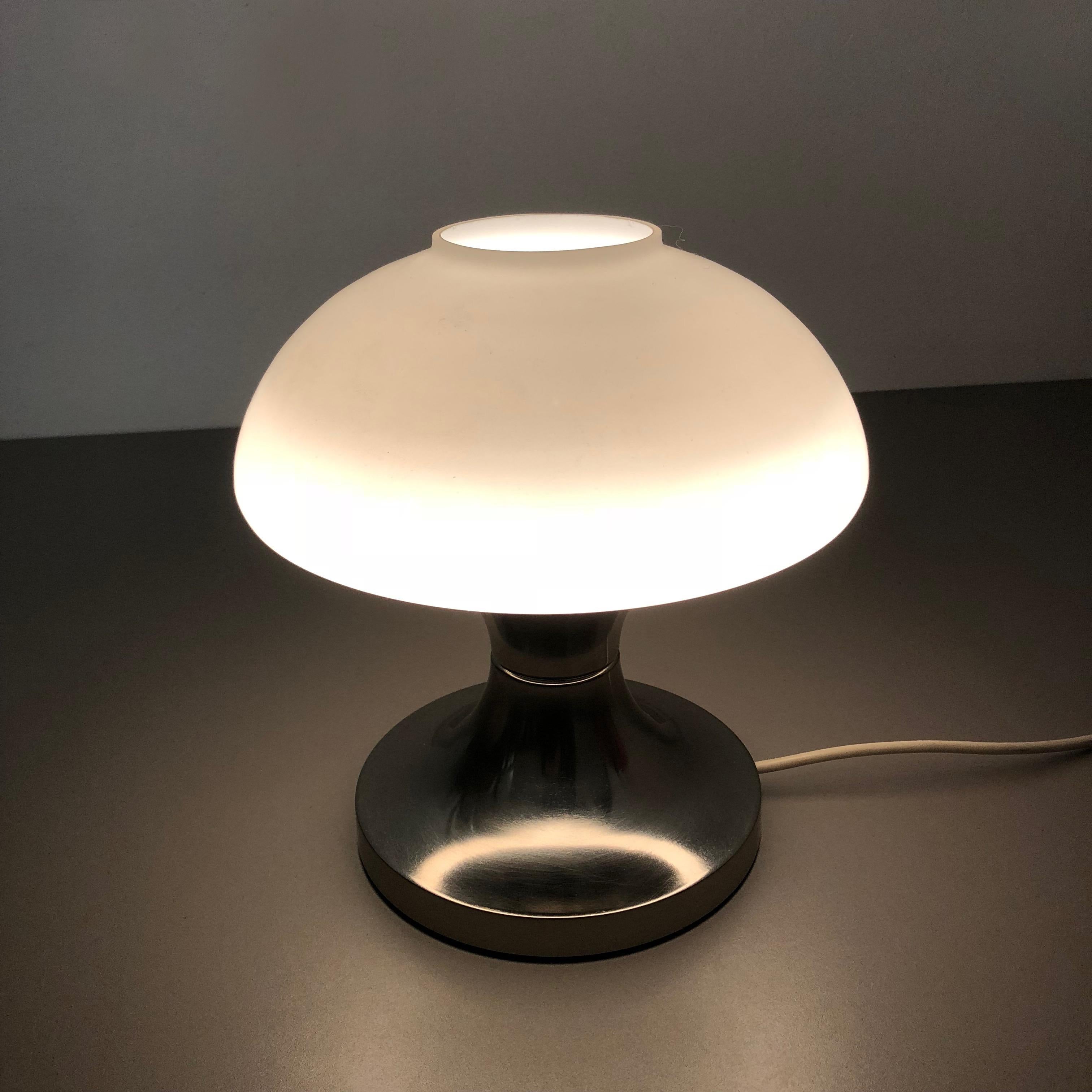Lampe de table spoutnik originale et moderniste avec abat-jour opale:: Italie:: 1970 en vente 7