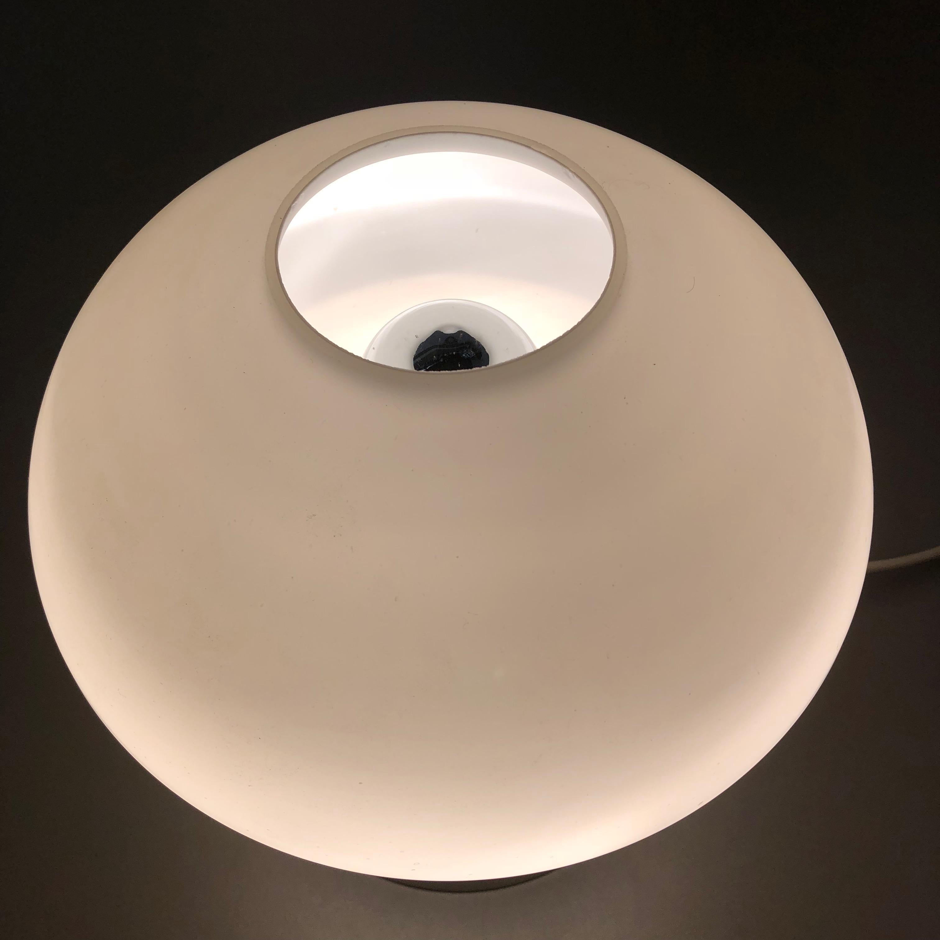 Lampe de table spoutnik originale et moderniste avec abat-jour opale:: Italie:: 1970 en vente 9