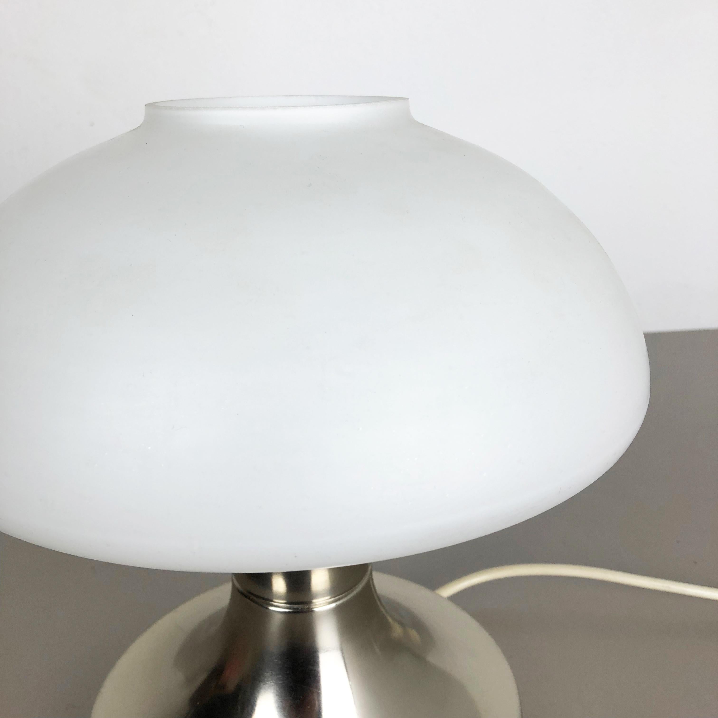 20ième siècle Lampe de table spoutnik originale et moderniste avec abat-jour opale:: Italie:: 1970 en vente