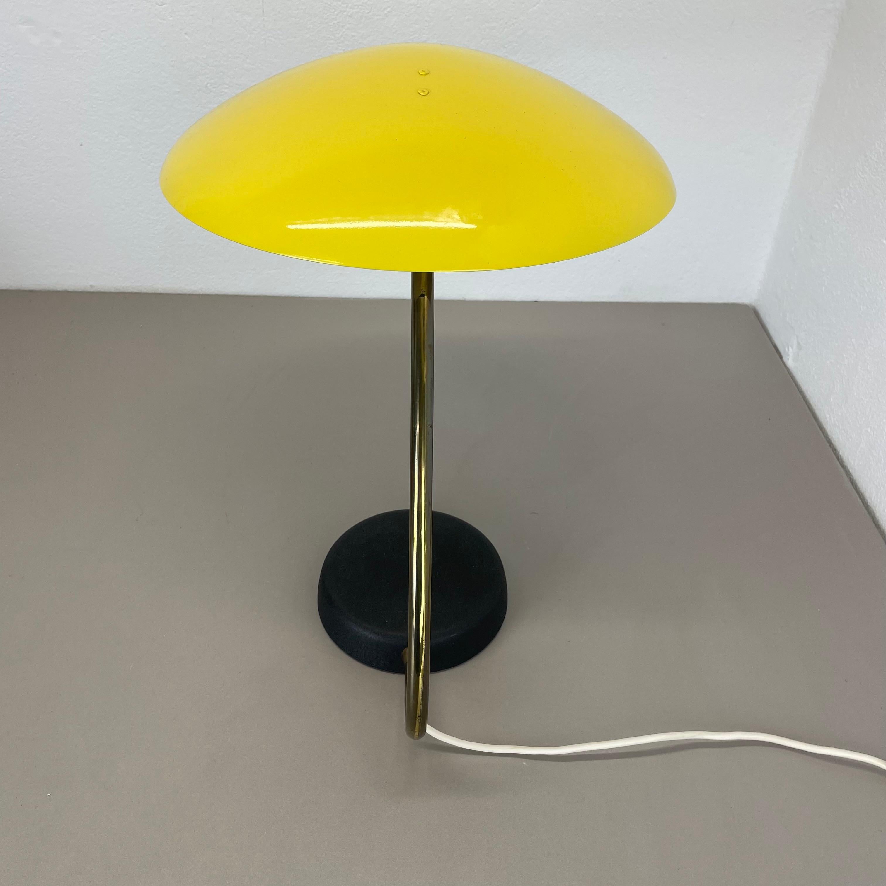 Lampe de table moderniste originale en métal jaune par Cosack Leuchen, Allemagne, années 1960 en vente 7