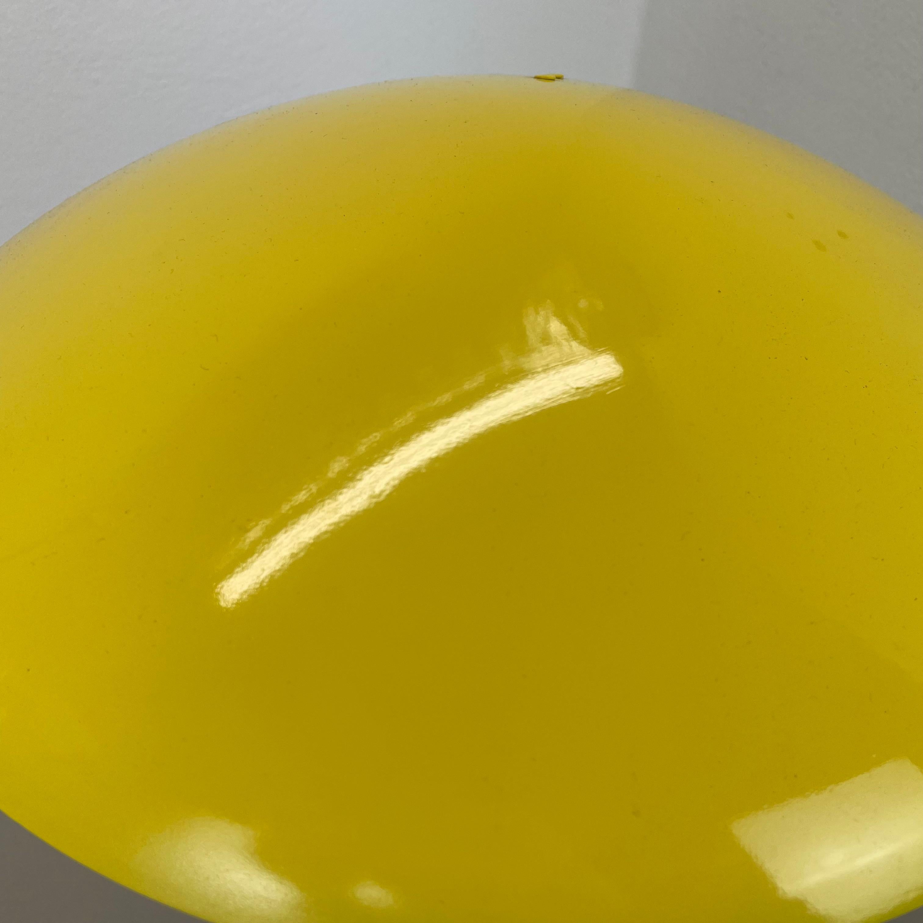 Lampe de table moderniste originale en métal jaune par Cosack Leuchen, Allemagne, années 1960 en vente 12