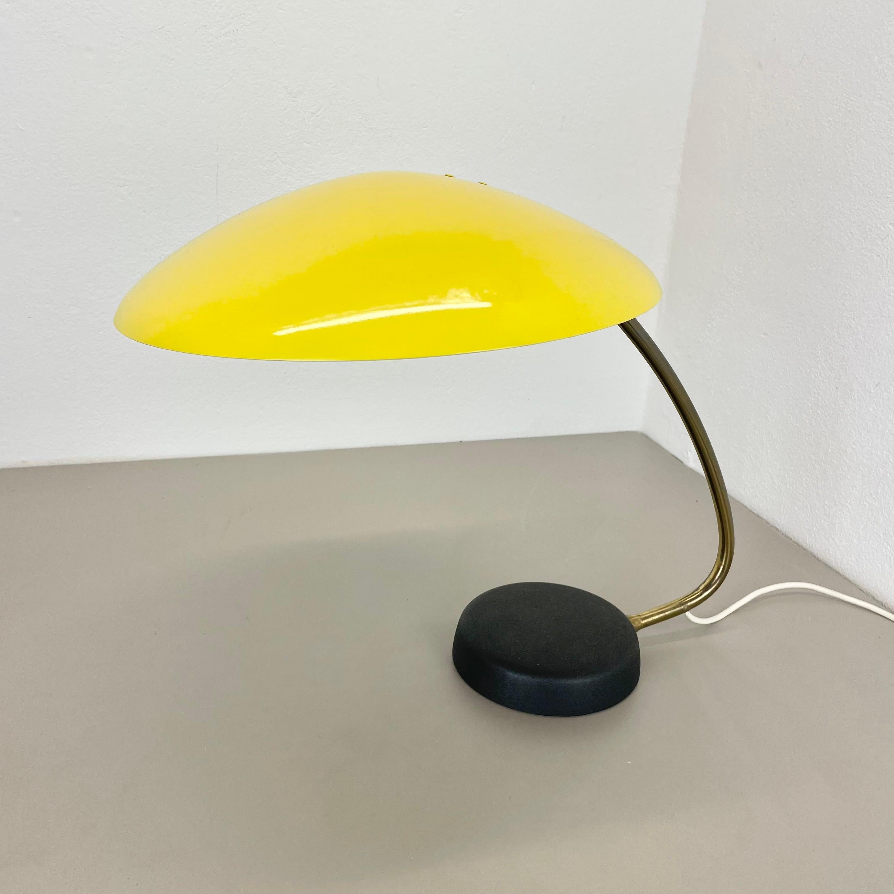 Article :

Lampe de table


Origine :

Allemagne


Producteur :

Feux de Cosack, Allemagne


Matériau :

Métal et laiton


Âge :

1960s



Description :

Cette lampe de table originale des années 1970 a été fabriquée par Cosack en Allemagne. Cette