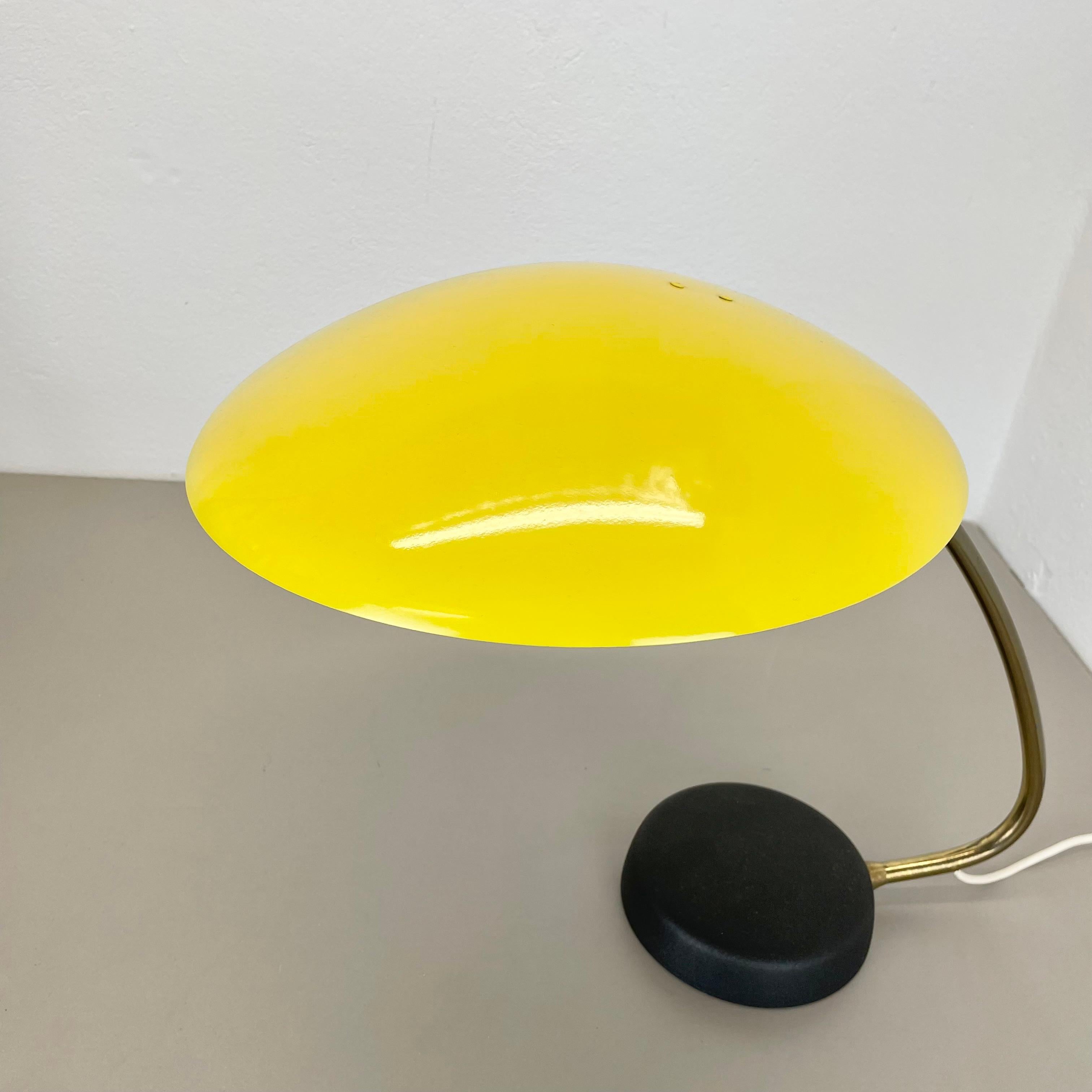 Allemand Lampe de table moderniste originale en métal jaune par Cosack Leuchen, Allemagne, années 1960 en vente