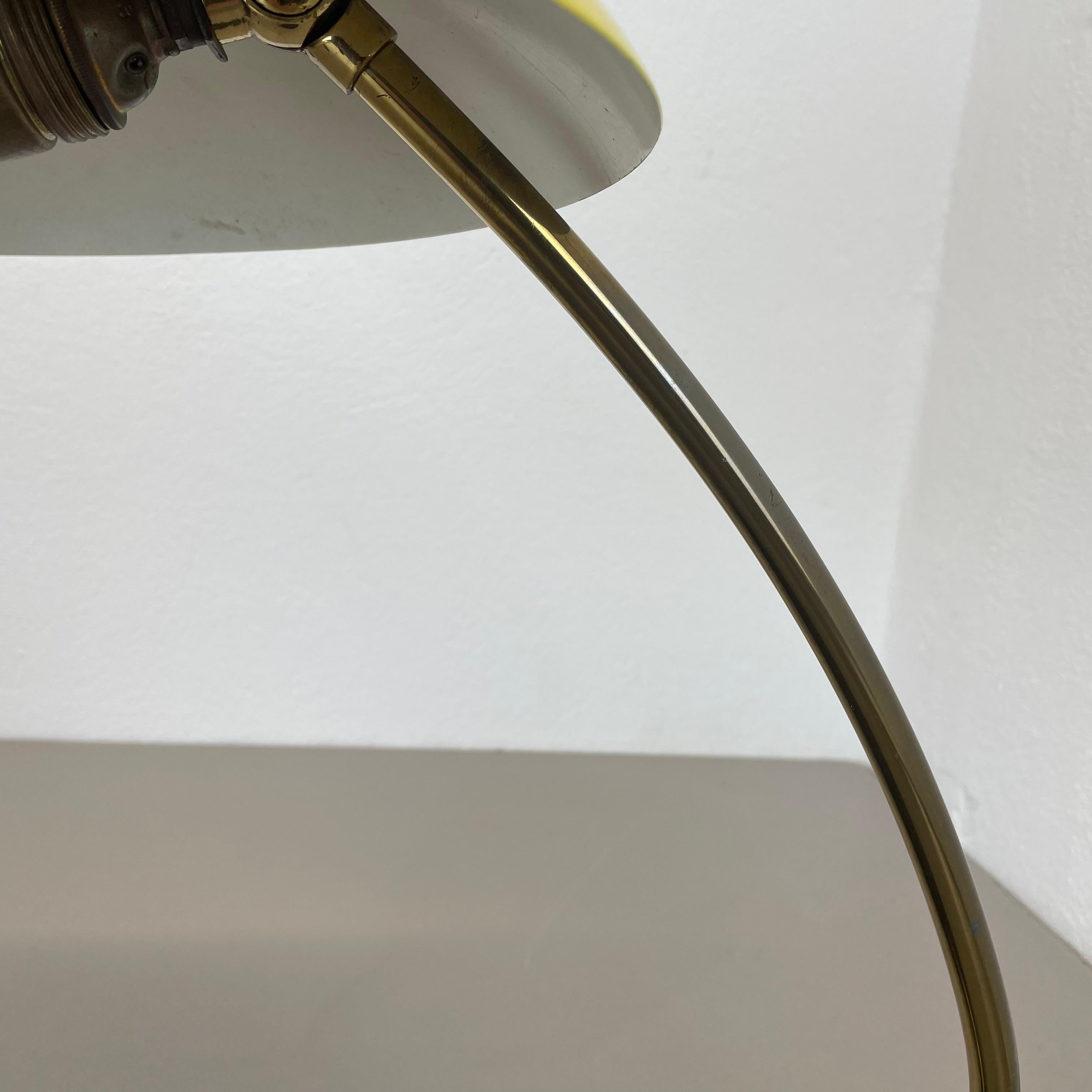 Lampe de table moderniste originale en métal jaune par Cosack Leuchen, Allemagne, années 1960 en vente 1