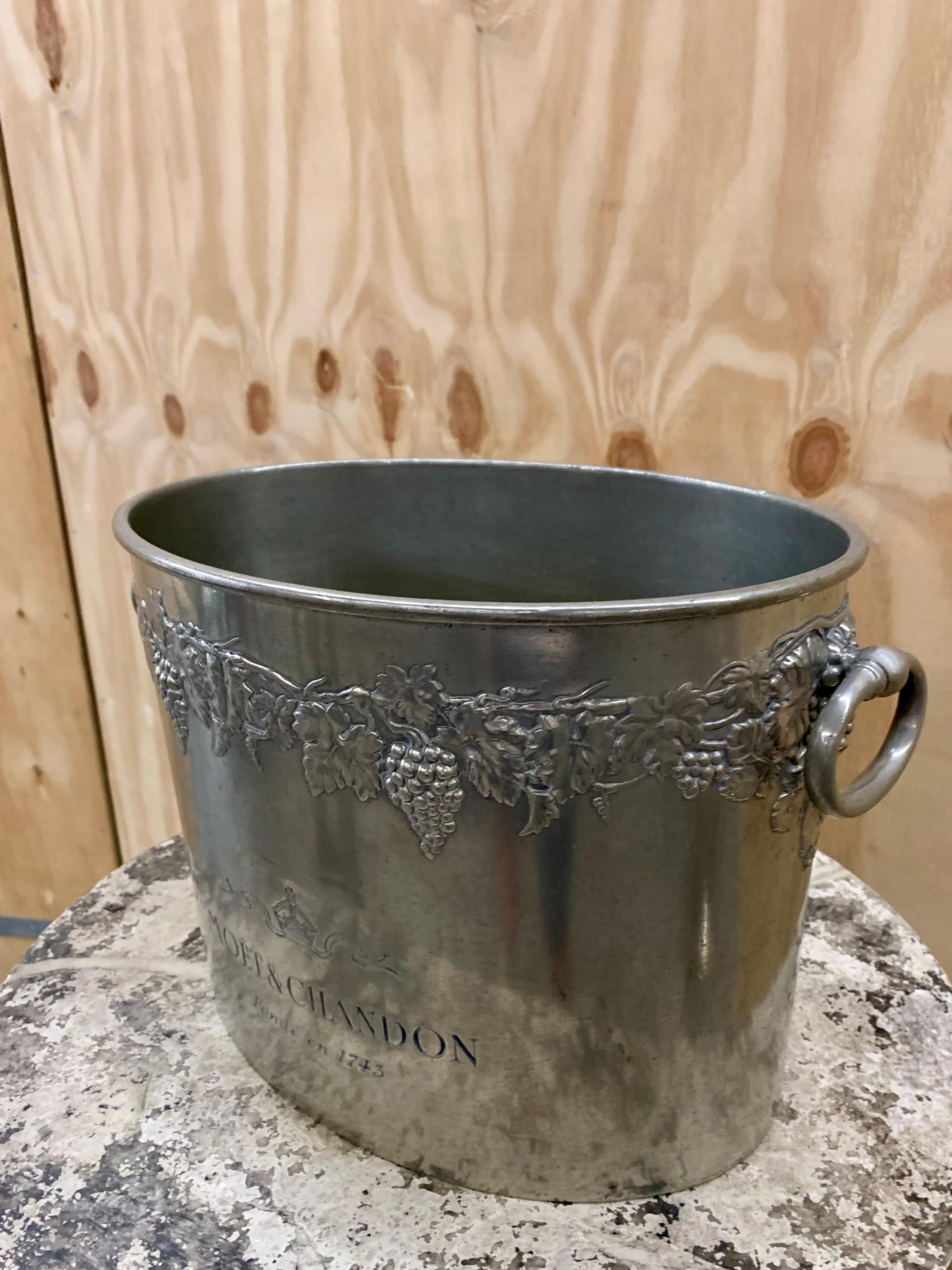 Merveilleux grand refroidisseur de champagne Möet & Canon en étain pouvant contenir 3 bouteilles.