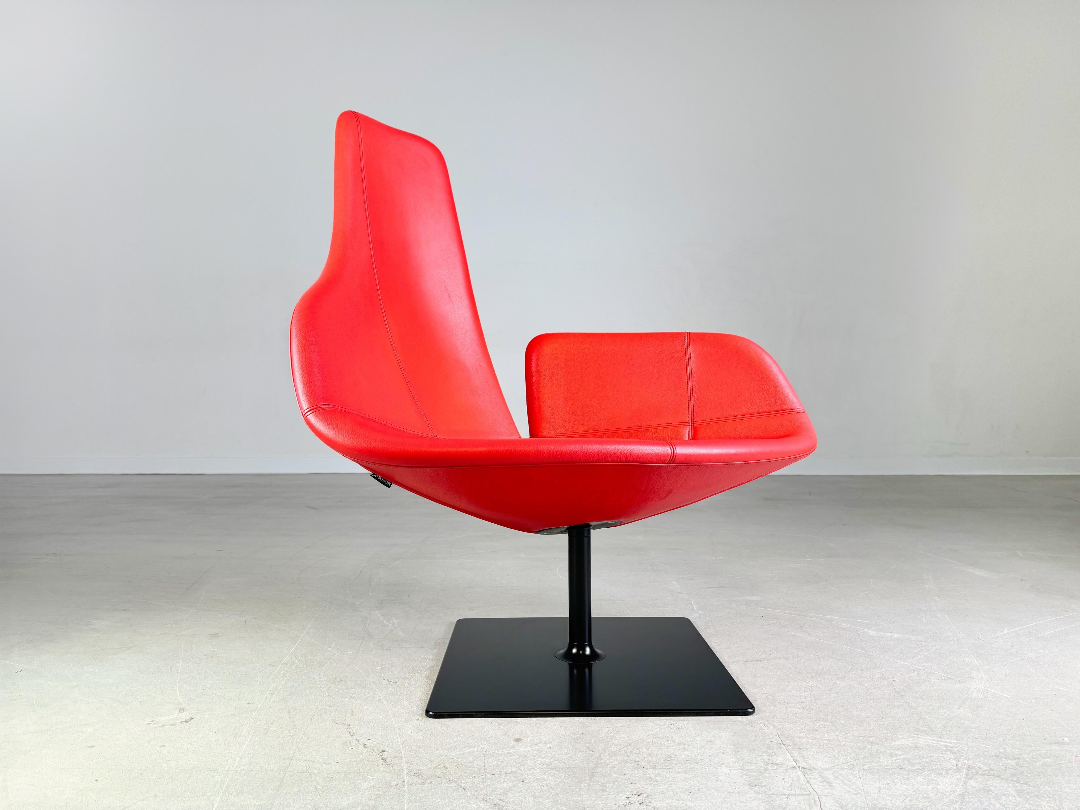 Nous proposons à la vente un magnifique fauteuil/chaise pivotant(e) rouge de la marque Moroso. Le design est signé Patricia Urquiola et se caractérise par une forme unique et un grand confort d'assise. La coque d'assise pivotante offre au fauteuil