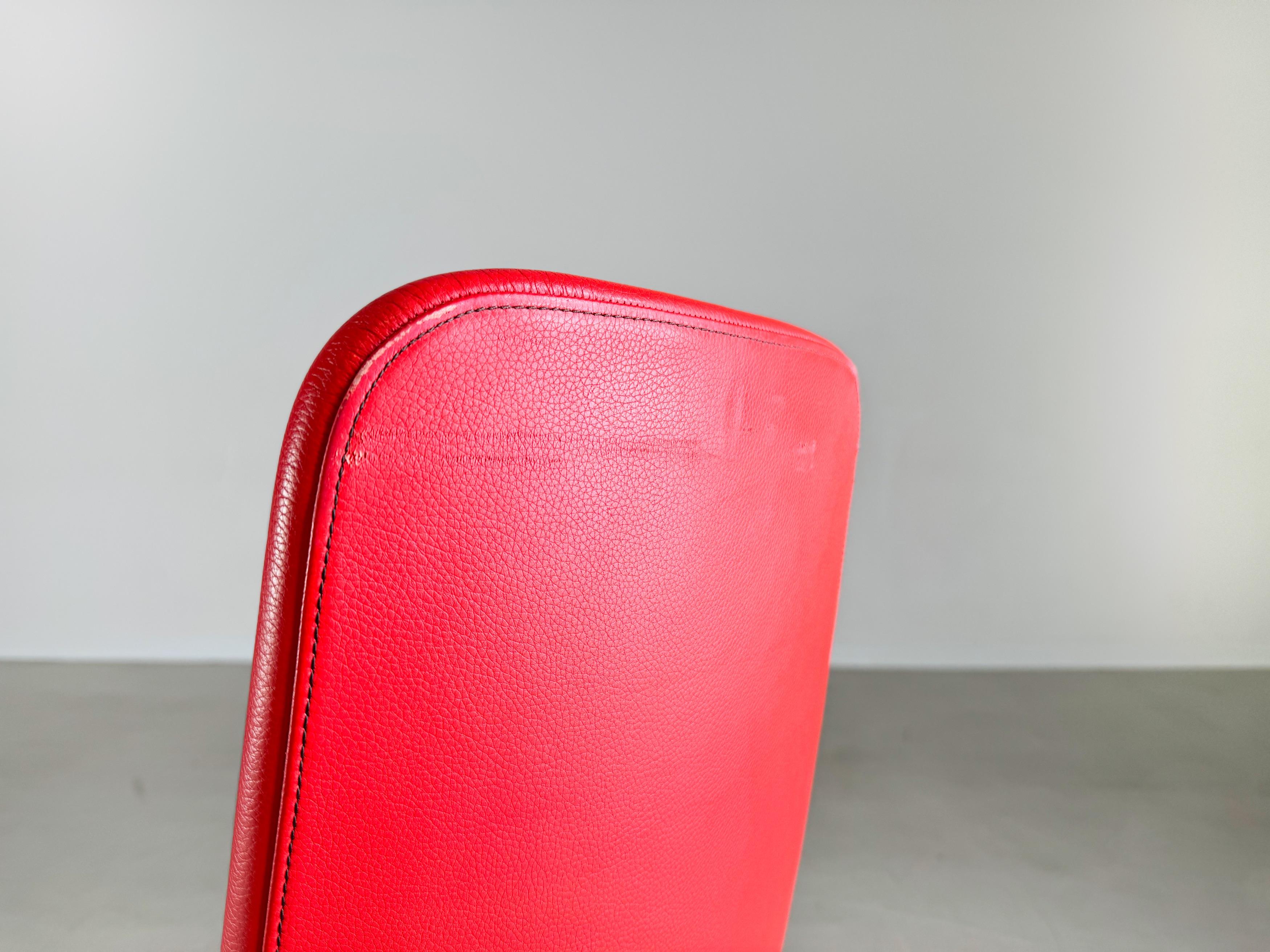 Cuir Fauteuil original Moroso rouge Patricia Urquiola pivotant en vente