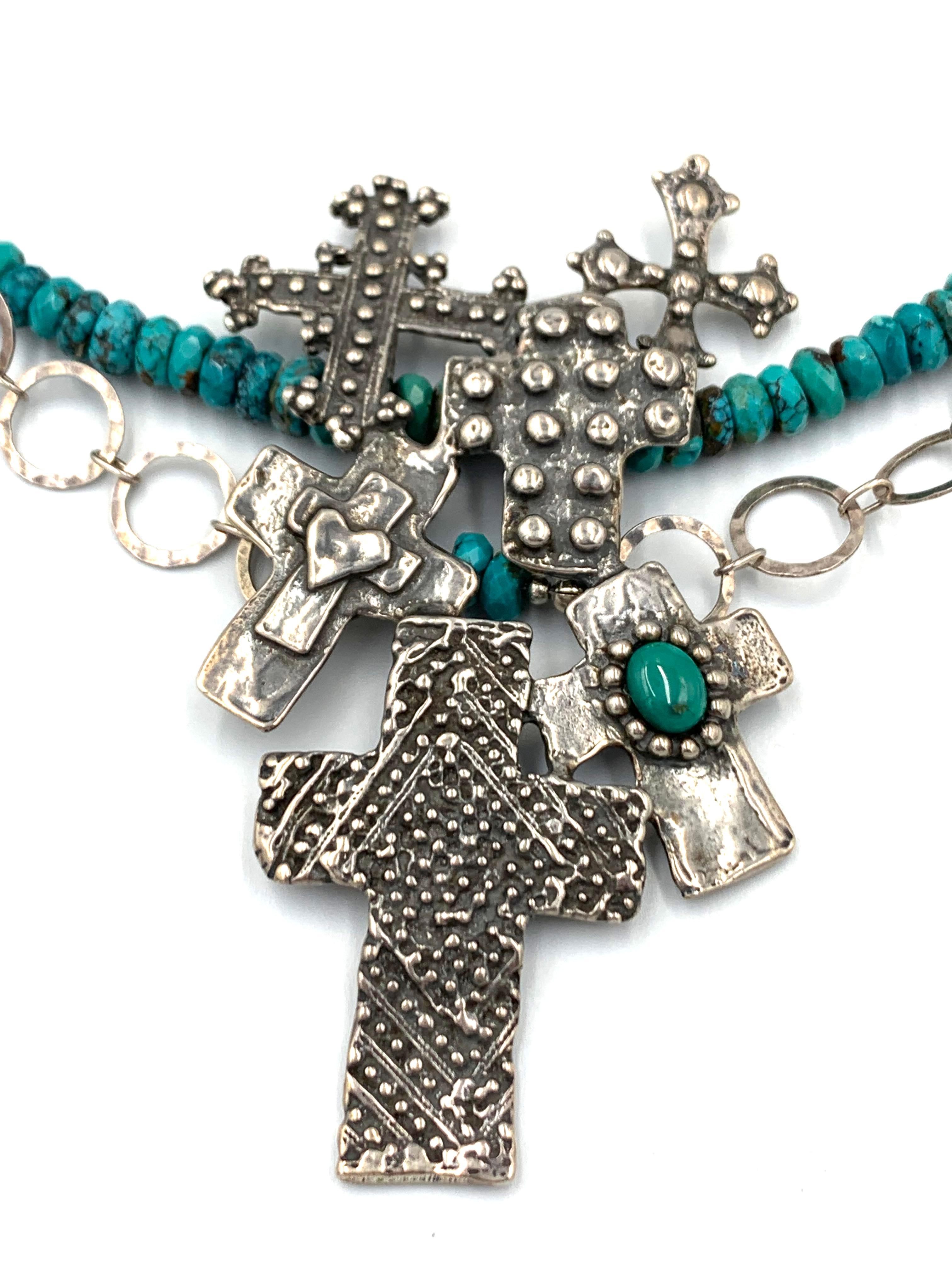 Congiunzione di croci, molte croci si uniscono con rondelle di turchese e catena in sterling. - descrizione originale scritta a mano da Mary Hancocks

Mary e Doug Hancocks, di Mummy's Bundle, creano bellissimi gioielli artistici da indossare