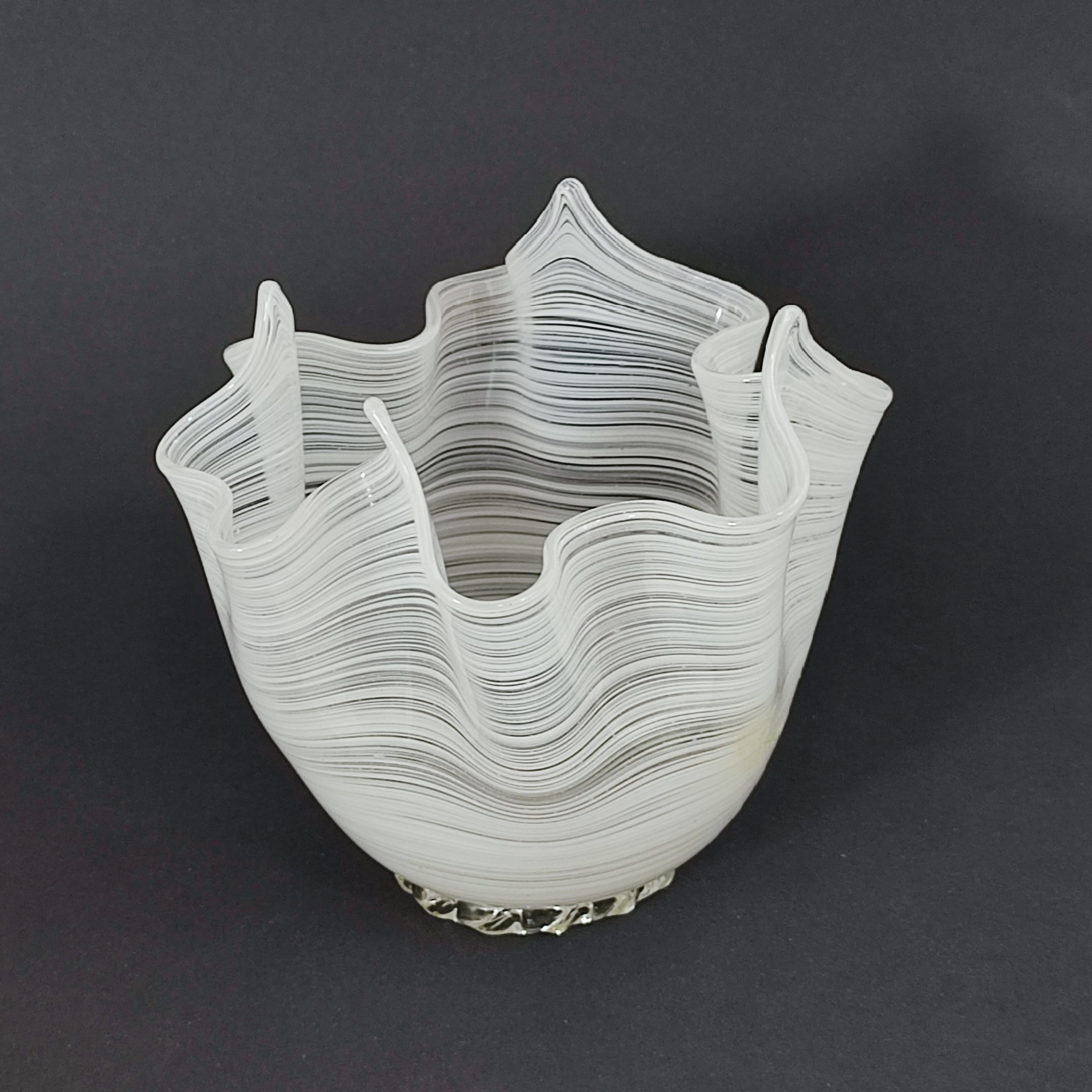 Original Jarrón Pañuelo de Vidrio Artístico de Murano en Lattimo Filigrana con Lámina de Oro en venta 3