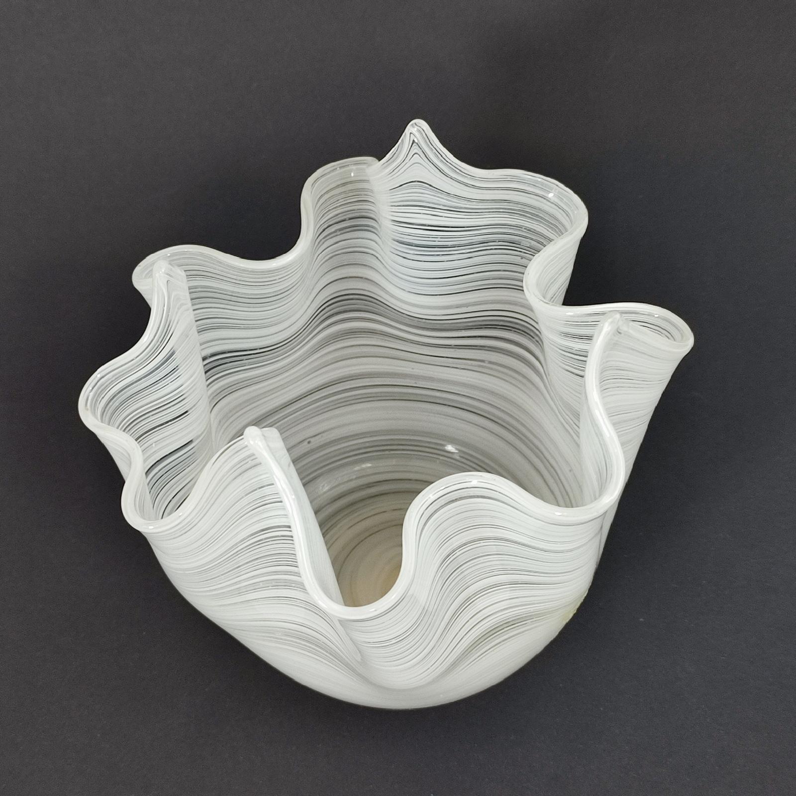 Original Jarrón Pañuelo de Vidrio Artístico de Murano en Lattimo Filigrana con Lámina de Oro en venta 4