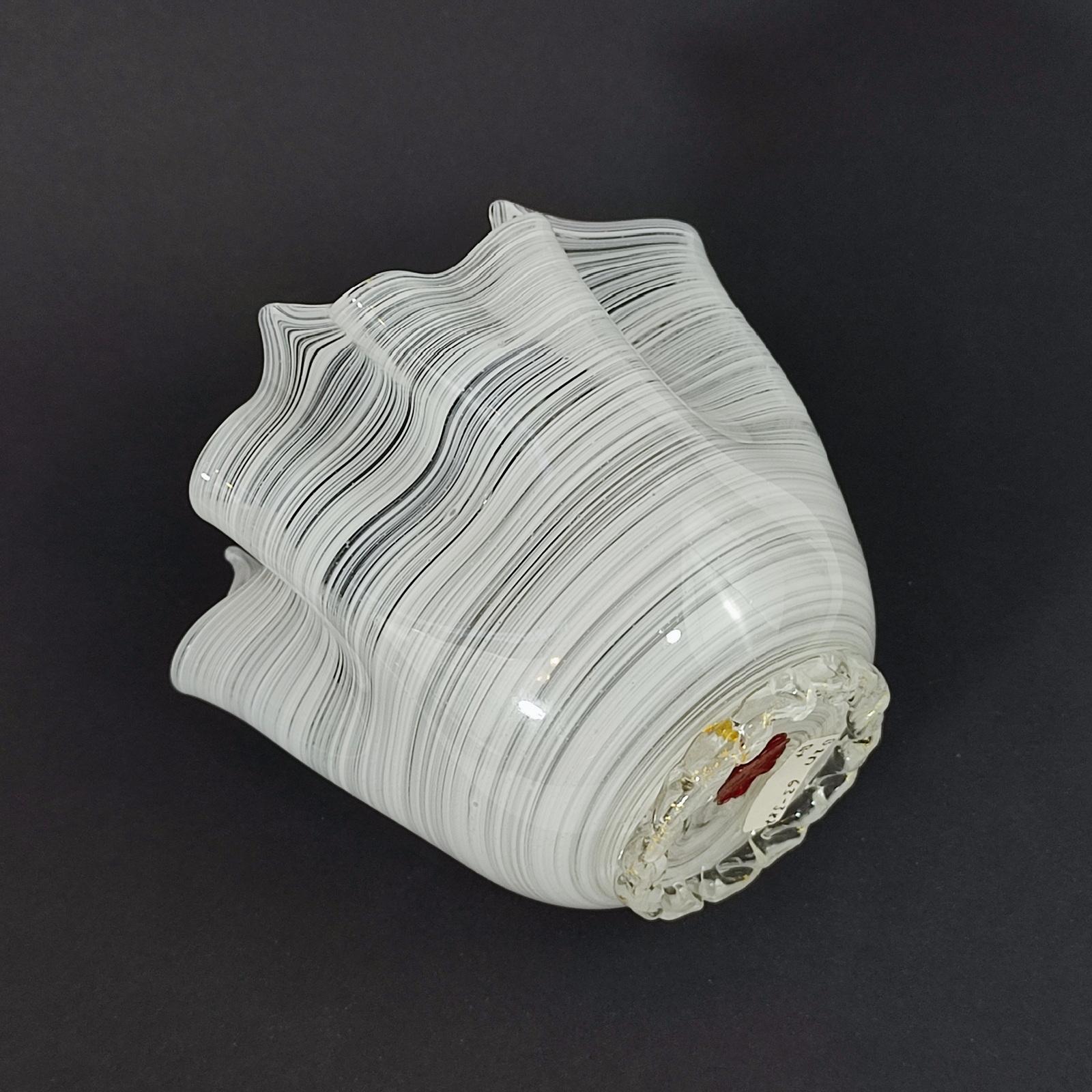 Original Jarrón Pañuelo de Vidrio Artístico de Murano en Lattimo Filigrana con Lámina de Oro en venta 5