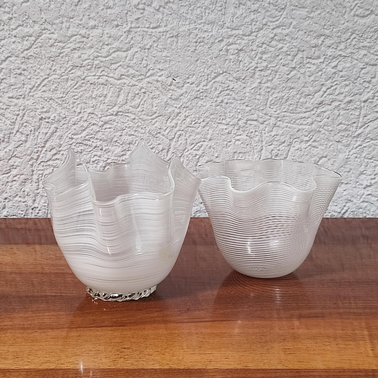 Jarrón pañuelo italiano de Murano Art Glass, de la década de 1940, Italia.
Un precioso Fazzoletto original de cristal de Murano en Lattimo Filigrana y lámina de oro extendida. Esta hermosa pieza está hecha a mano en técnica filigrana, mostrando