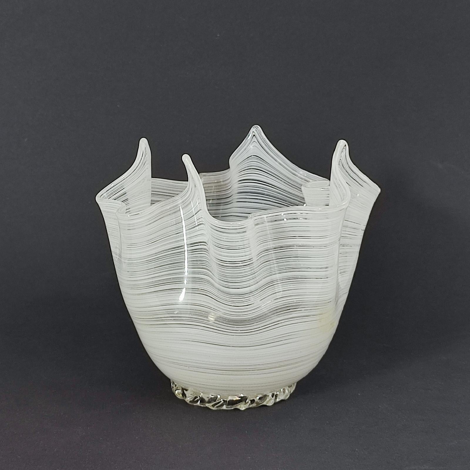 Original Jarrón Pañuelo de Vidrio Artístico de Murano en Lattimo Filigrana con Lámina de Oro en Excelente estado para la venta en Bochum, NRW