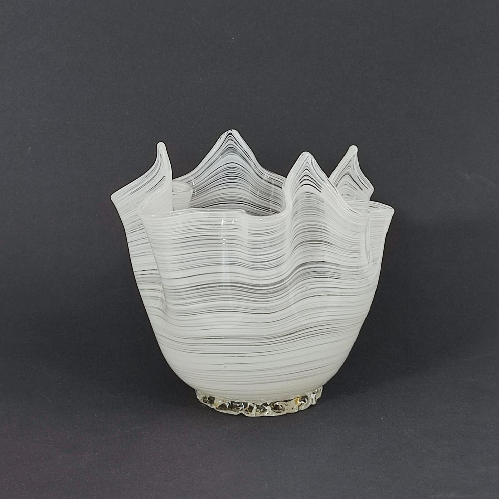 Original Jarrón Pañuelo de Vidrio Artístico de Murano en Lattimo Filigrana con Lámina de Oro mediados del siglo XX en venta