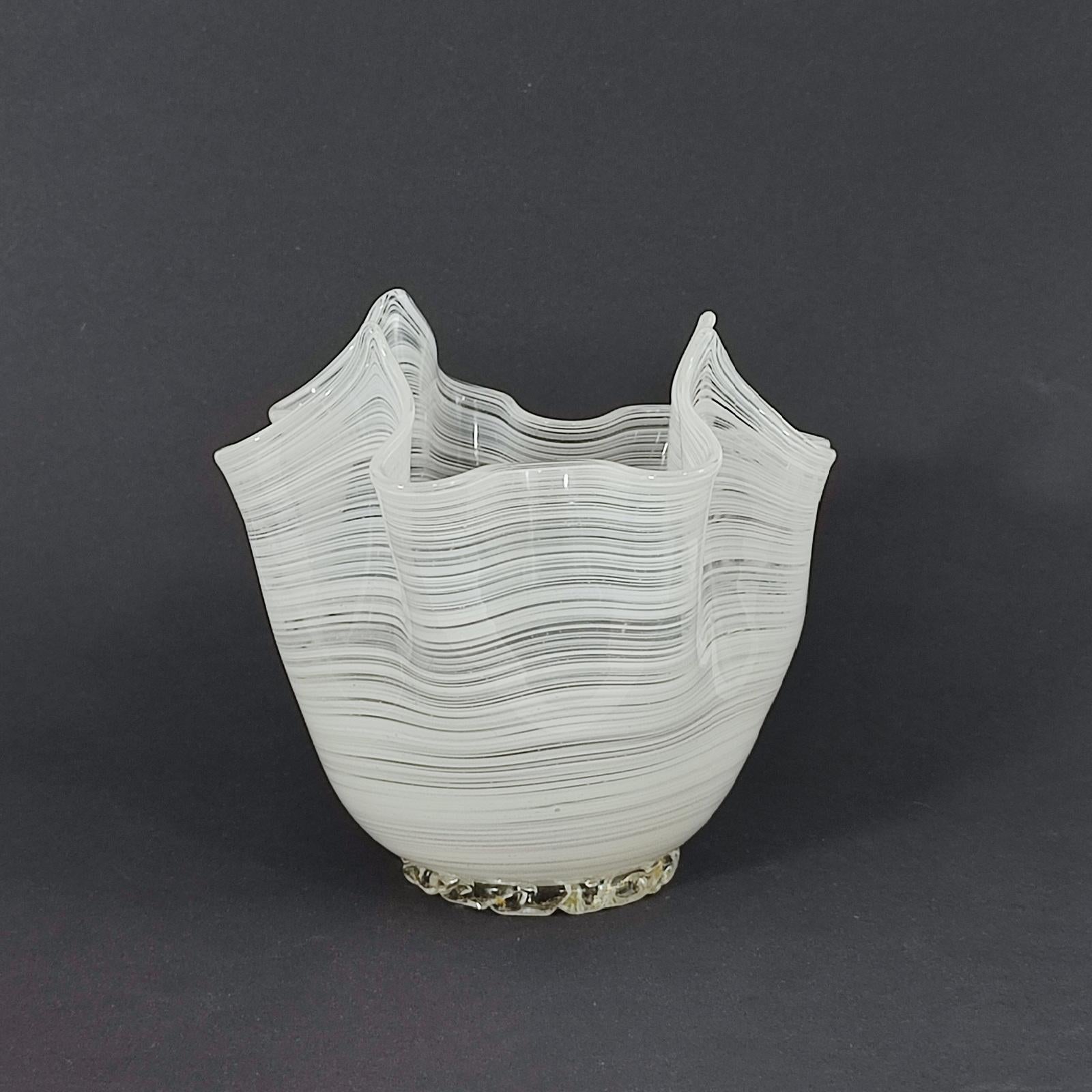 Original Jarrón Pañuelo de Vidrio Artístico de Murano en Lattimo Filigrana con Lámina de Oro Cristal de Murano en venta