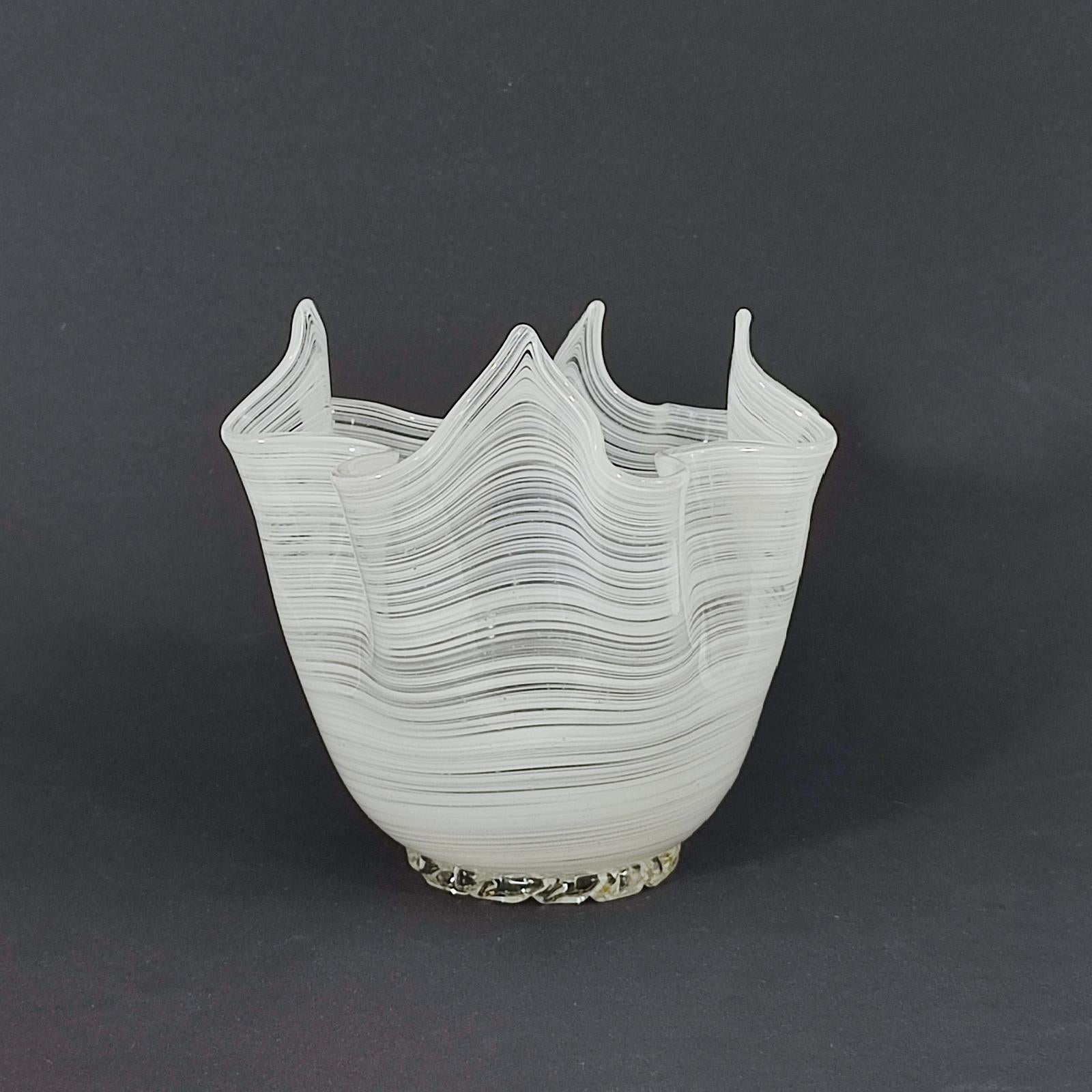 Original Jarrón Pañuelo de Vidrio Artístico de Murano en Lattimo Filigrana con Lámina de Oro en venta 1