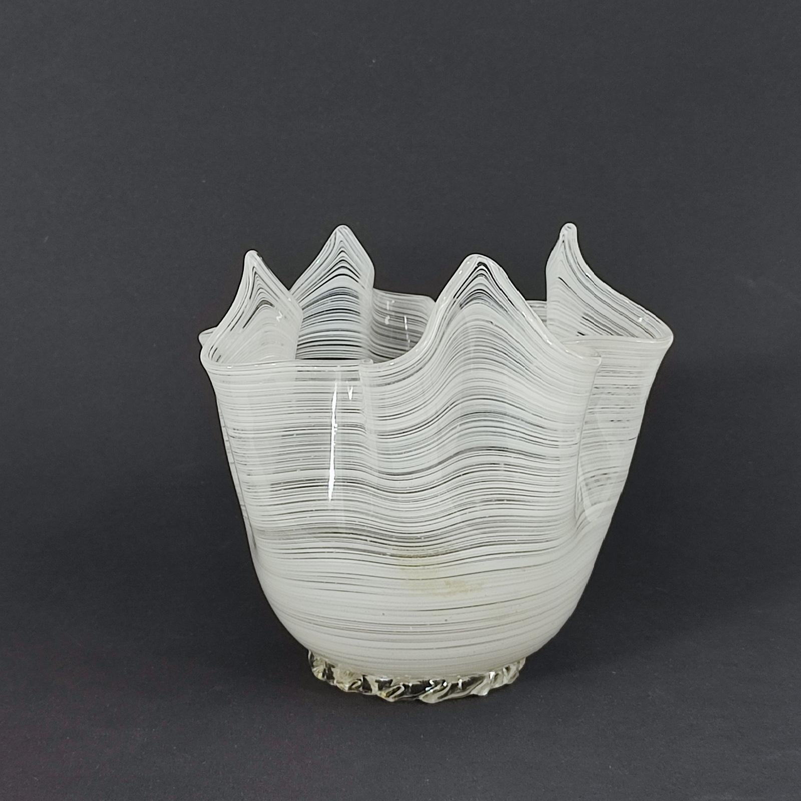 Original Jarrón Pañuelo de Vidrio Artístico de Murano en Lattimo Filigrana con Lámina de Oro en venta 2