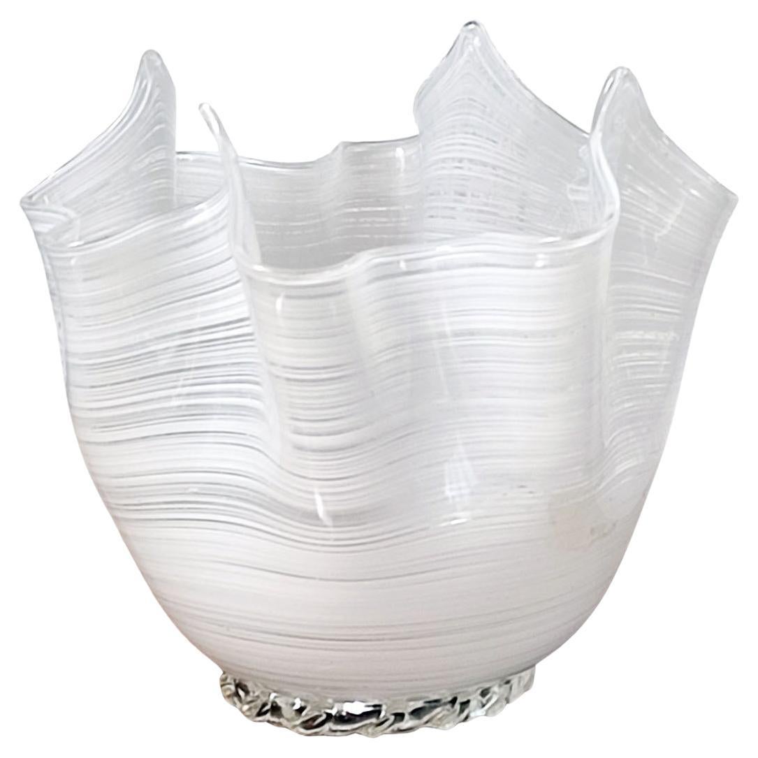 Original Jarrón Pañuelo de Vidrio Artístico de Murano en Lattimo Filigrana con Lámina de Oro en venta