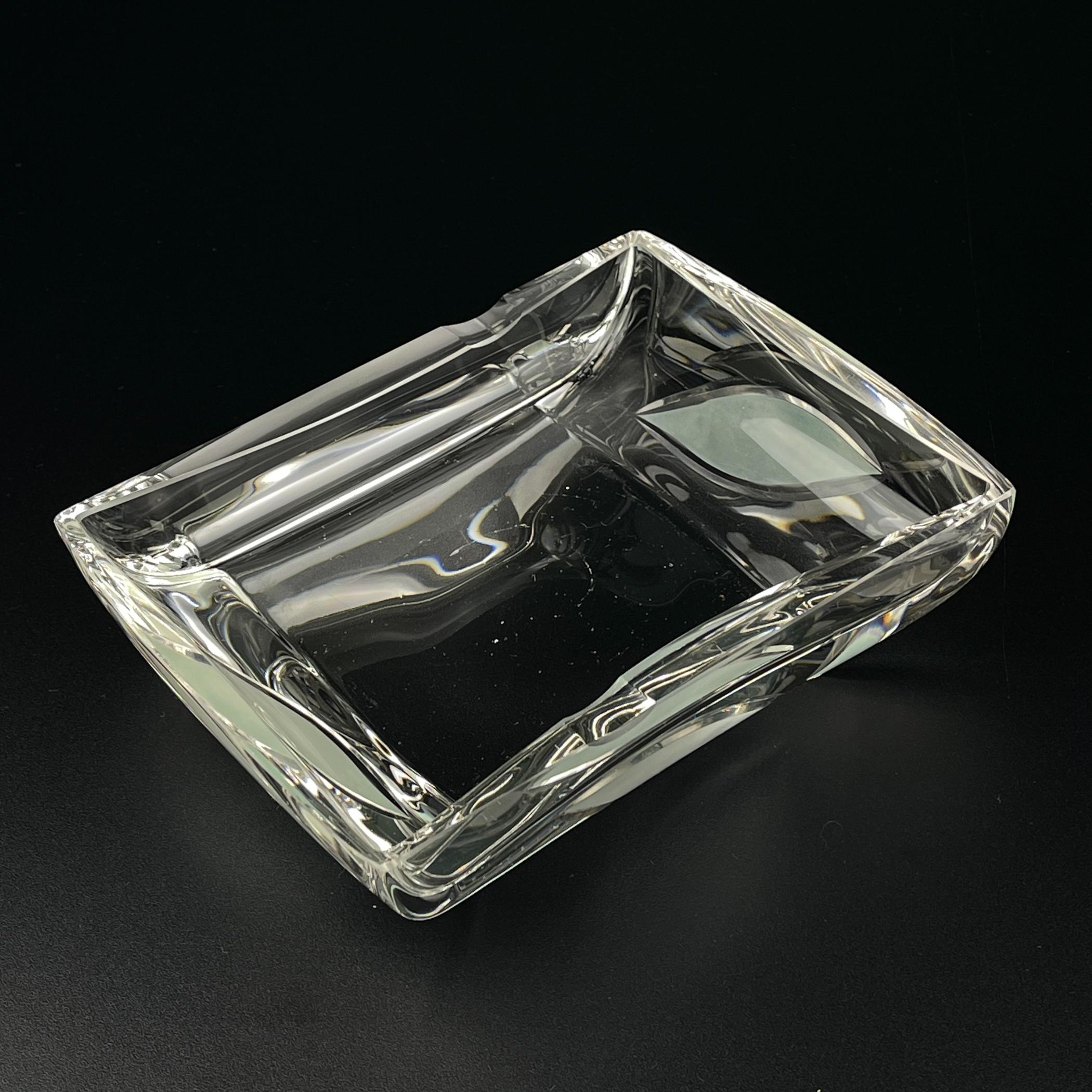 Original Aschenbecher aus Kristallglas, hergestellt in Italien in den 1970er Jahren.

Die Schale ist in sehr gutem Vintage-Zustand.

Abmessungen:
Breite: 16 cm / 6,3 Zoll
Höhe: 5 cm / 2 Zoll
Tiefe: 14 cm / 5,5 Zoll

Wir bieten einen sicheren