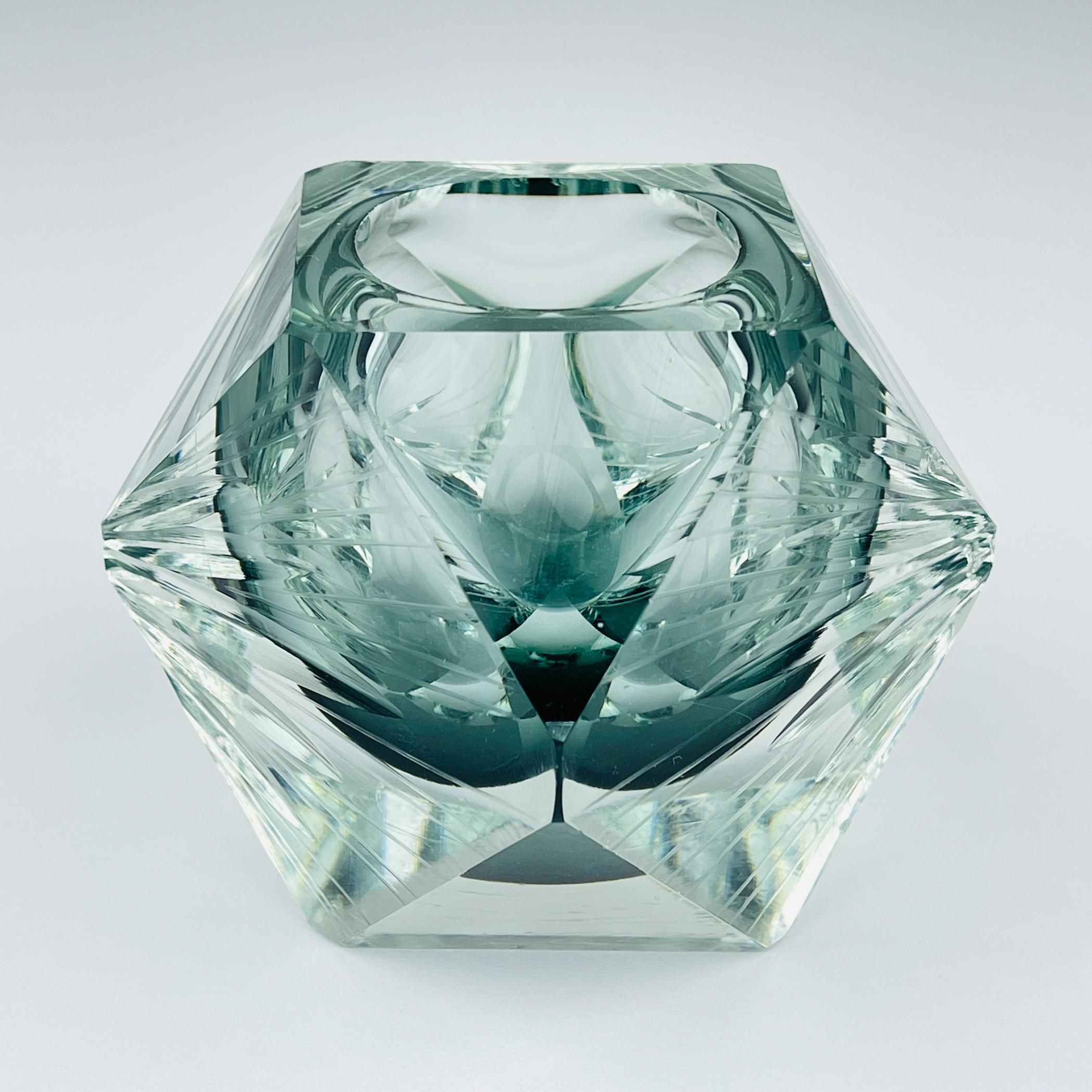 Cenicero vintage de cristal de Murano fabricado en Italia en la década de 1970.
Firma del artista en la base.
El cuenco está en buen estado vintage. Hay un par de pequeños desconchones, nada grave.

Dimensiones:
Anchura: 7,5 cm / 2,95